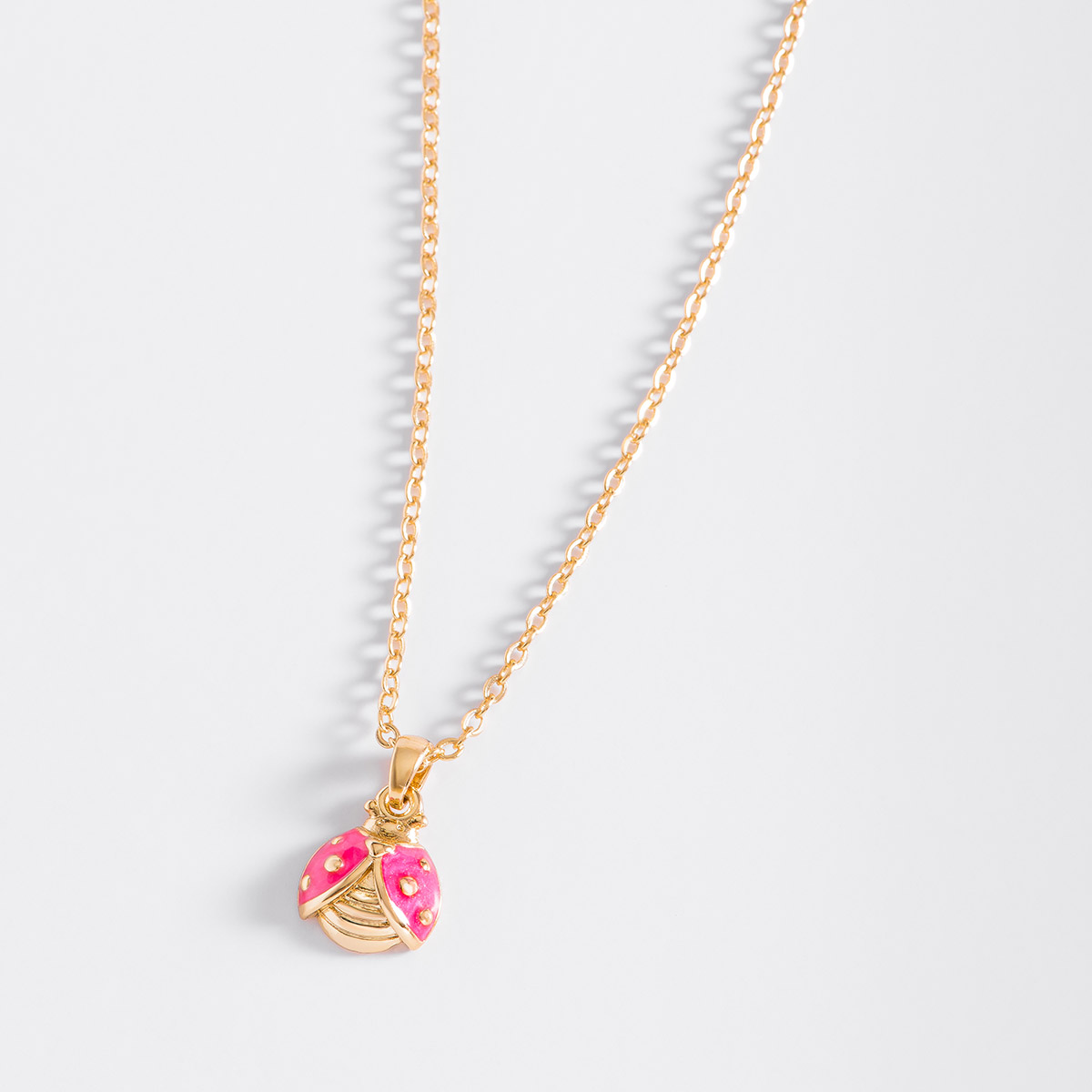 Collar con dije catarina en rosa en baño de oro