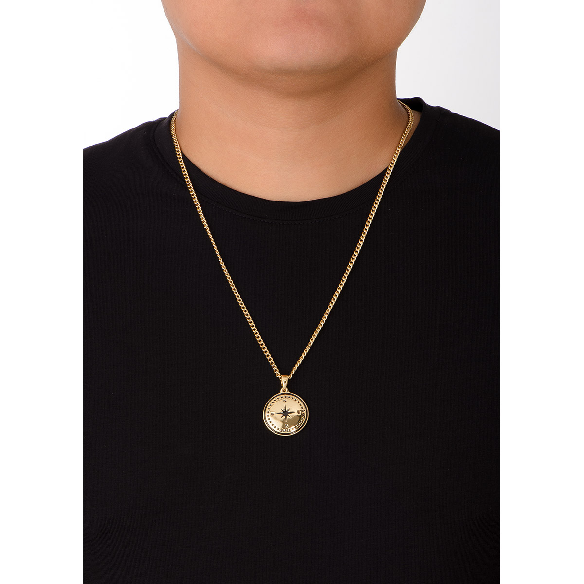 Collar en baño de oro 18k y dije con diseño de brújula, esmaltado en tono negro que resalta los puntos cardinales (N, S, E, O).
-        Collar
-        60 cm
-        Baño de Oro 18k
-        Esmalte en tono negro
