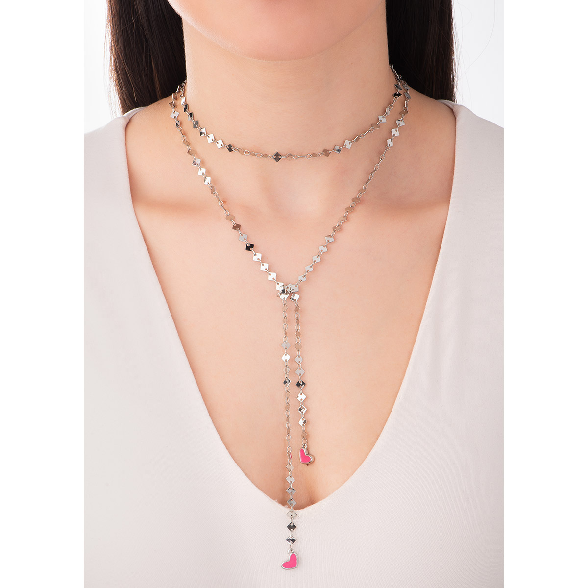 Hermoso collar largo en baño de platino, adornado con piezas en forma de rombos y tiernas dijes en forma de corazón esmaltados en tono rosa. De nuestra colección Paris by NICE, es ideal para utilizar de diferentes formas
-        Collar 102 cm
-        Baño de Platino
-        Esmalte en tono rosa
-        Colección Paris by NICE
