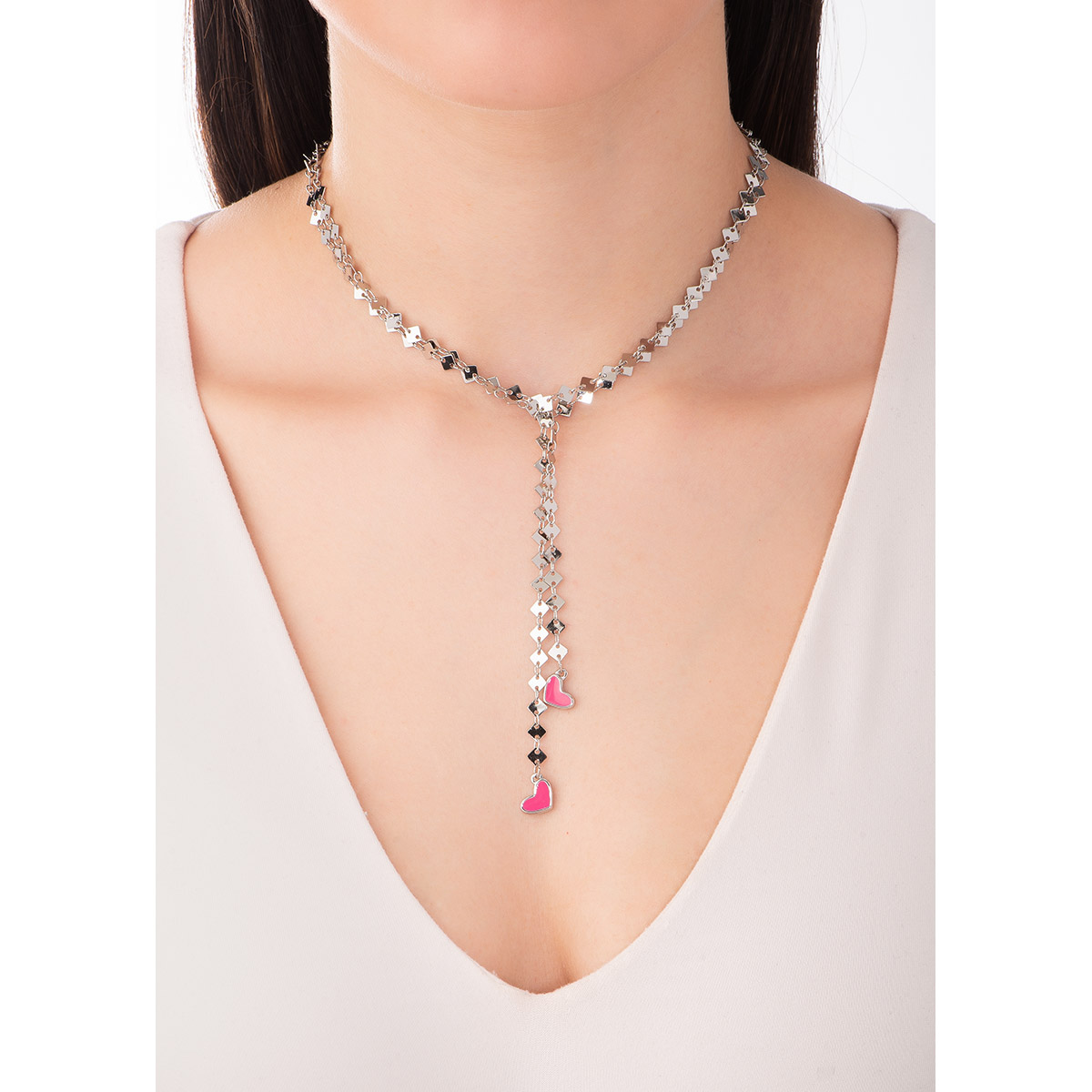 Hermoso collar largo en baño de platino, adornado con piezas en forma de rombos y tiernas dijes en forma de corazón esmaltados en tono rosa. De nuestra colección Paris by NICE, es ideal para utilizar de diferentes formas
-        Collar 102 cm
-        Baño de Platino
-        Esmalte en tono rosa
-        Colección Paris by NICE
