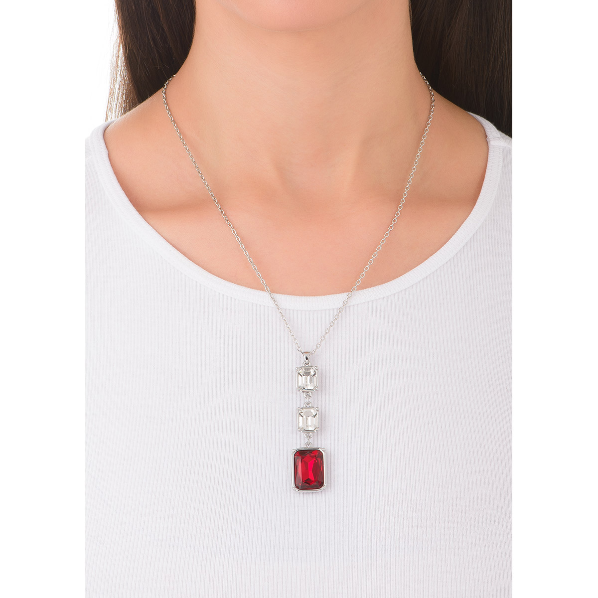 Collar en baño de platino, con tres piedras en forma cuadrada, dos en tono cristal pequeñas y una piedra en tono rojo resaltando por su que resalta de las demás por su tamaño. Completa tu set con aretes, anillo y pulsera. 
-        Collar
-        50 cm + 10 cm ext.
-        Baño de Platino
-        Piedras en tono rojo y cristal
