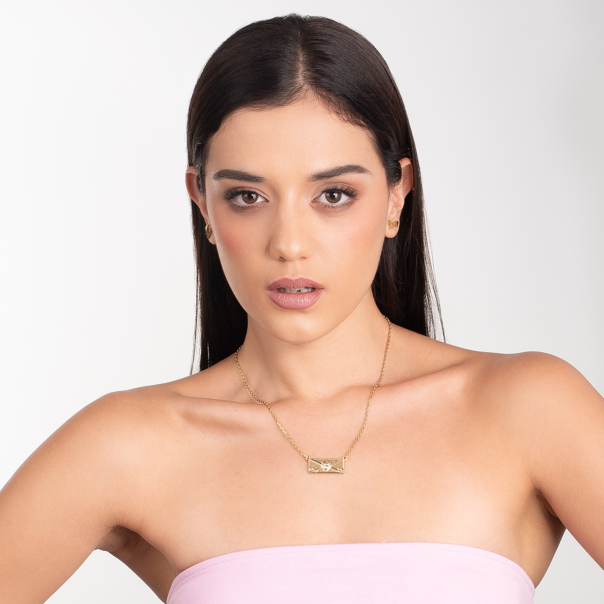 Collar en baño de oro con dije sobre de corazón y toque brillante