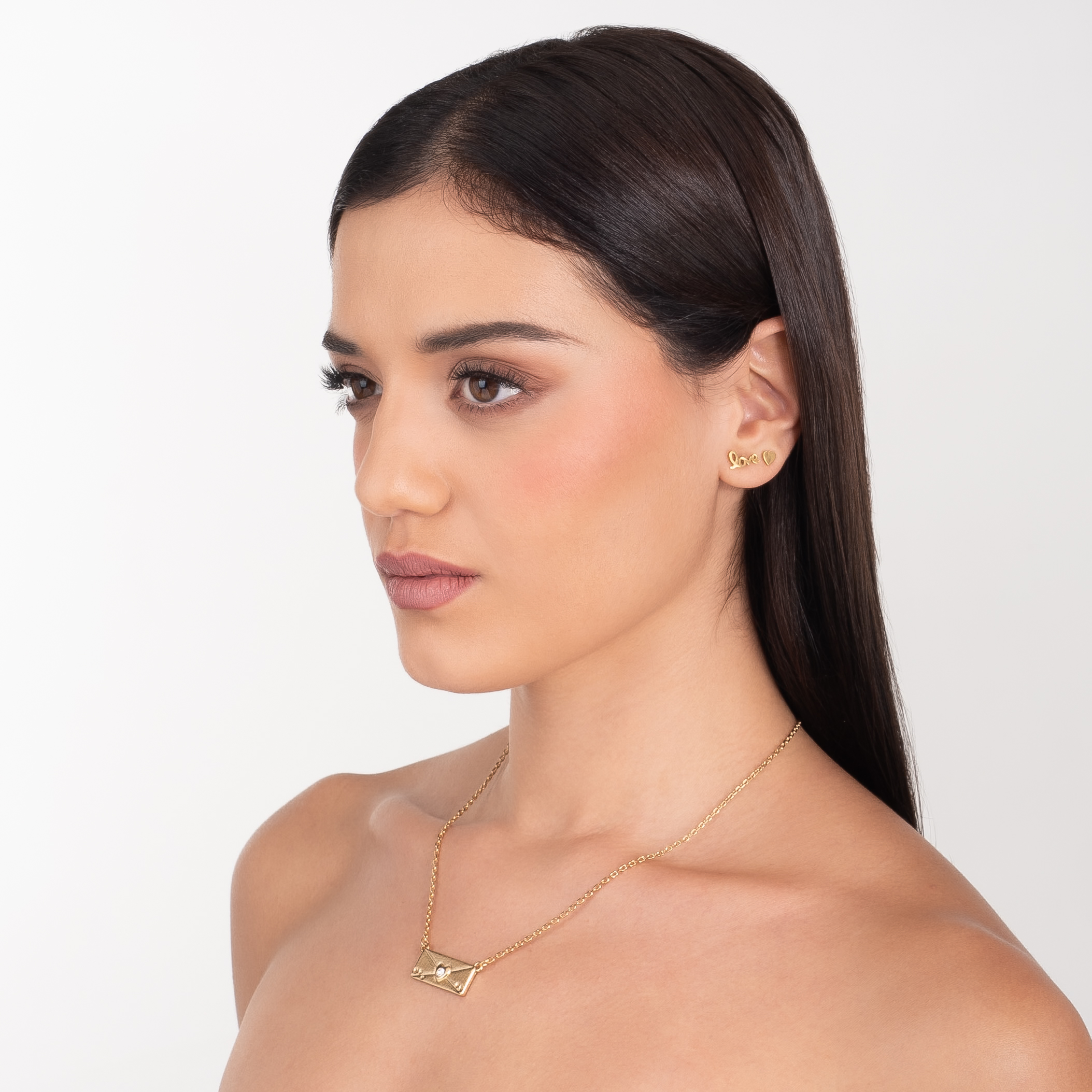 Collar en baño de oro con dije sobre de corazón y toque brillante