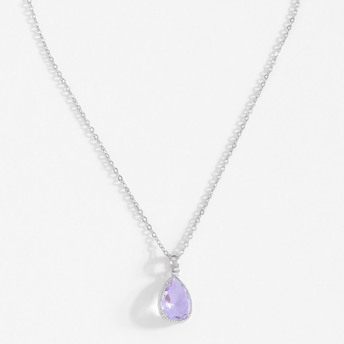 Elegante collar con piedra violeta y baño de platino Elegante collar con piedra violeta y baño de platino