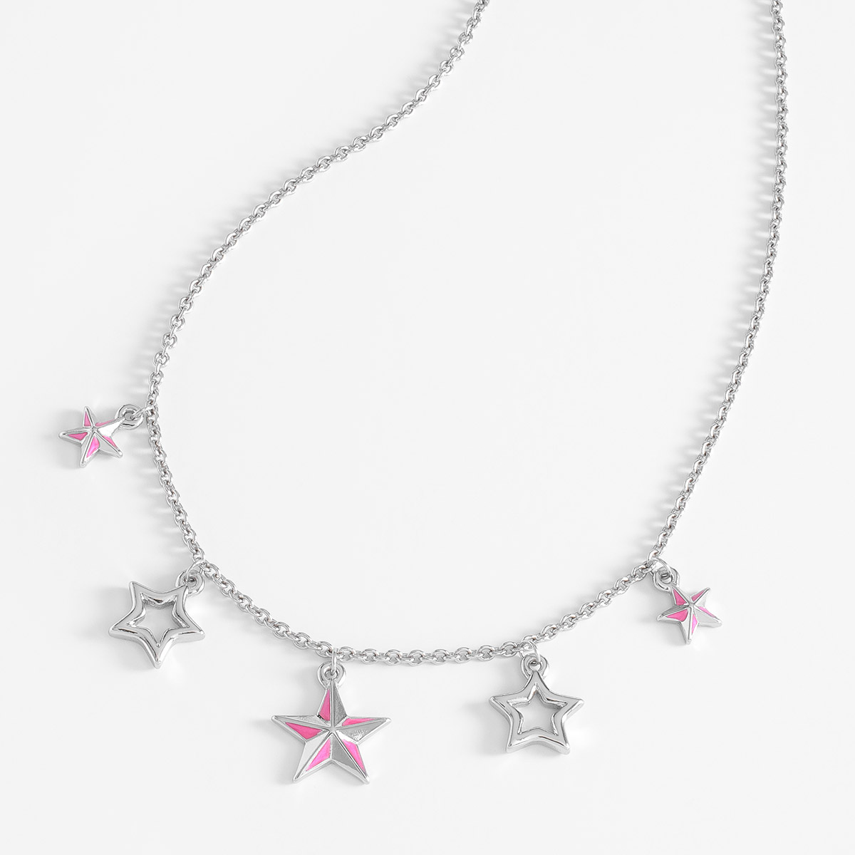 Hermoso collar de estrellas en baño de platino de nuestra colección Paris By NICE, con estrellas esmaltadas en tono rosa. 
-        Collar 42 cm + 20 cm ext.
-        Baño de Platino
-        Esmalte en tono rosa
-        Colección Paris By NICE