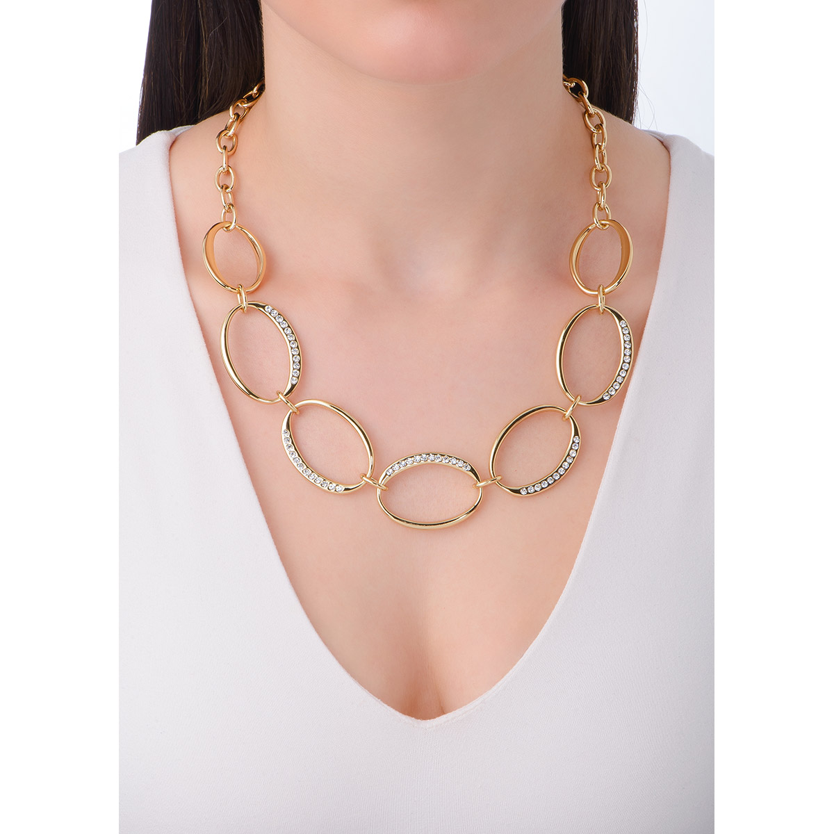 Elegancia y sofisticación se unen en este collar con grandes eslabones ovalados en baño de oro 18k , cuidadosamente decorados con finas piedras incrustadas  en tono cristal  en uno de sus lados, creando un equilibrio perfecto entre estilo y brillo. Su diseño moderno y elegante lo hace ideal para combinar con diferentes estilos, desde lo casual hasta lo más formal. 
-        Collar
-        45 + 10 cm ext.
-        Baño Oro 18k
-        Piedras en tono cristal 
