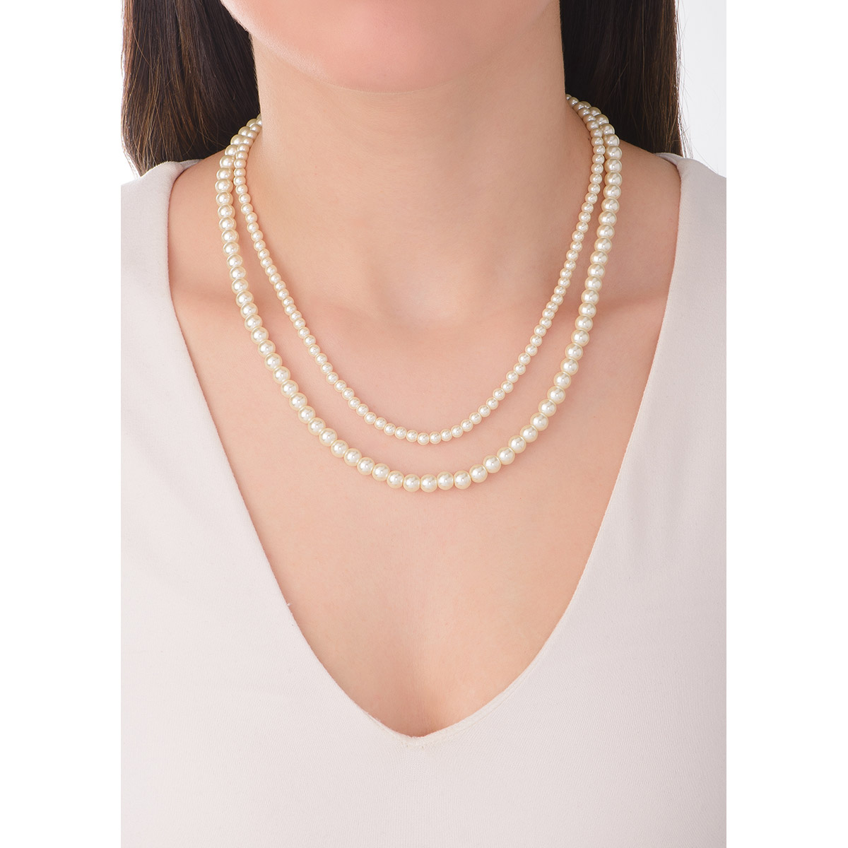 La elegancia y softicación de unen en este elegante collar doble con perlas en tono crema y broches en baño de oro 18k.
-        Collar 44 cm + 10 cm ext.
-        Baño oro 18k
-        Perlas en tono crema