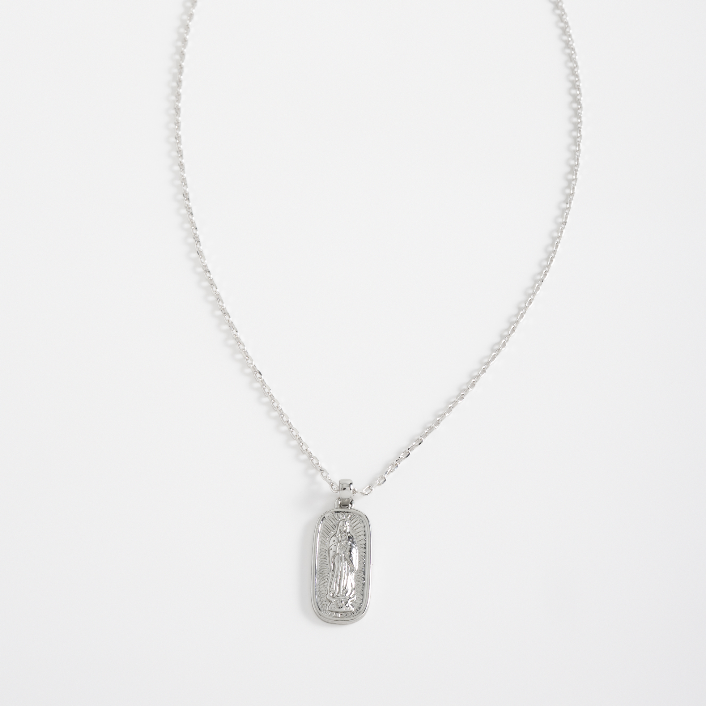 Collar medalla Virgen de Guadalupe con baño de platino
