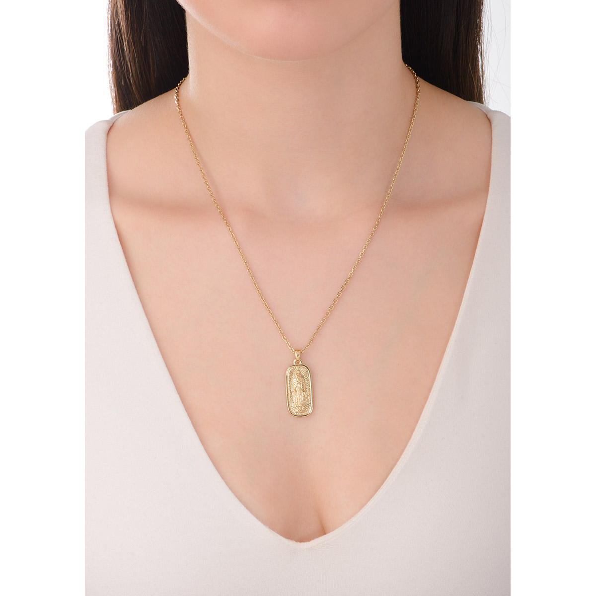 Hermoso collar con medalla de la Virgen María en baño de oro 18k.
-        Collar 50 cm
-        Baño de Oro 18k
