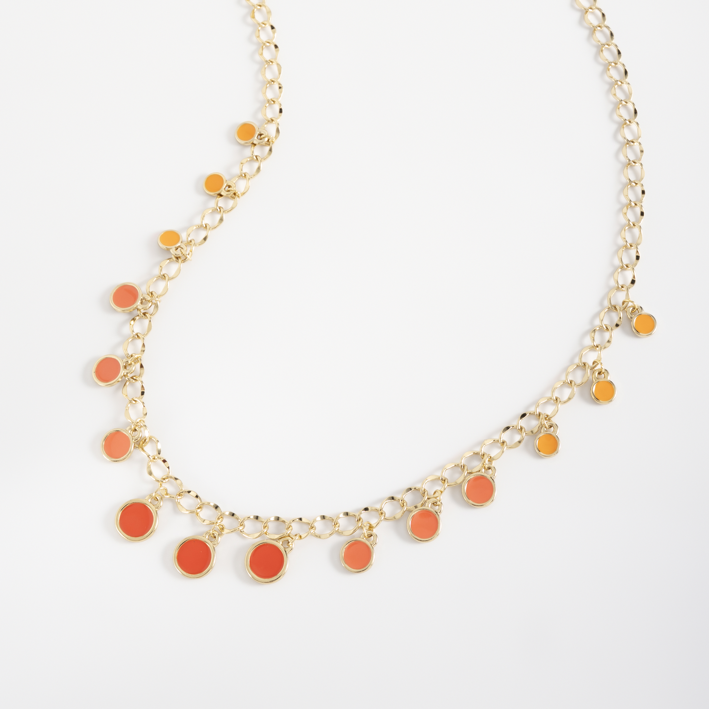 Collar en baño de oro con dijes coral y naranja
