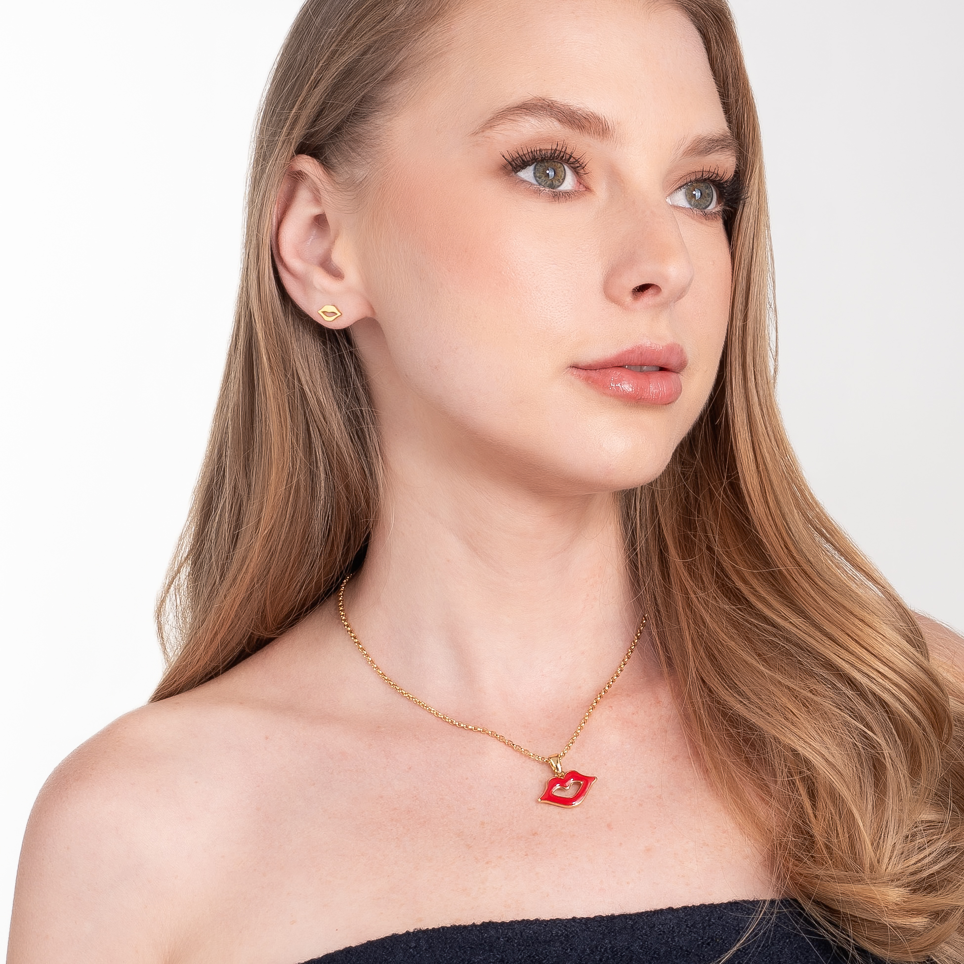 Collar en baño de oro dije labios y corazón esmalte rosa