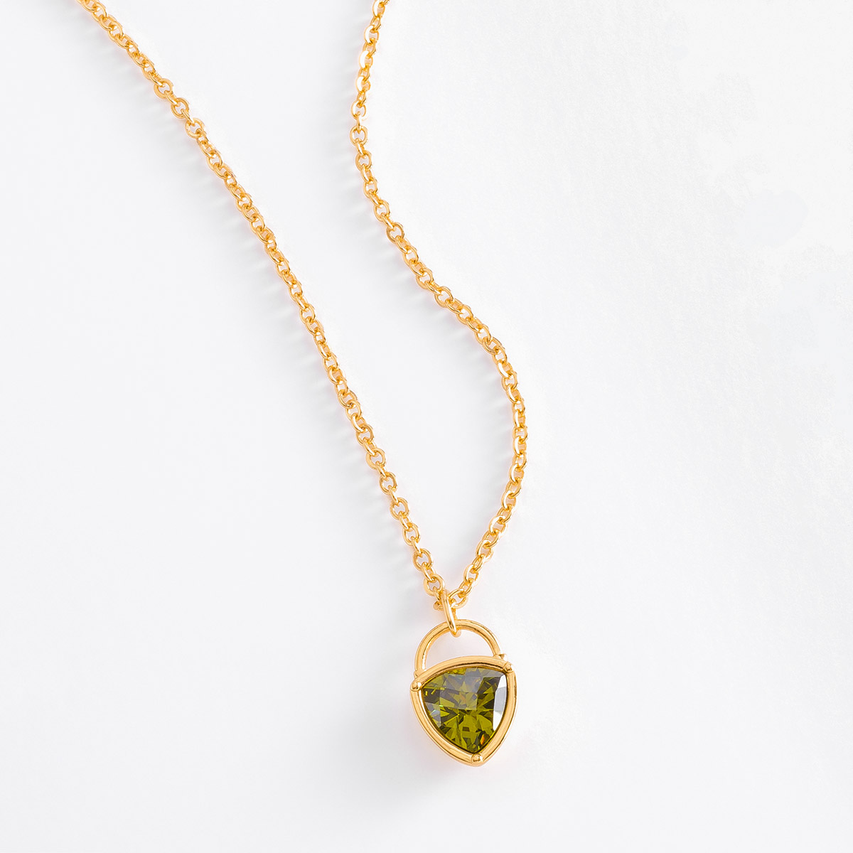 Delicado collar en baño de oro con piedra en tono verde.
-Collar con Dije
-45 cm + 10 cm ext.