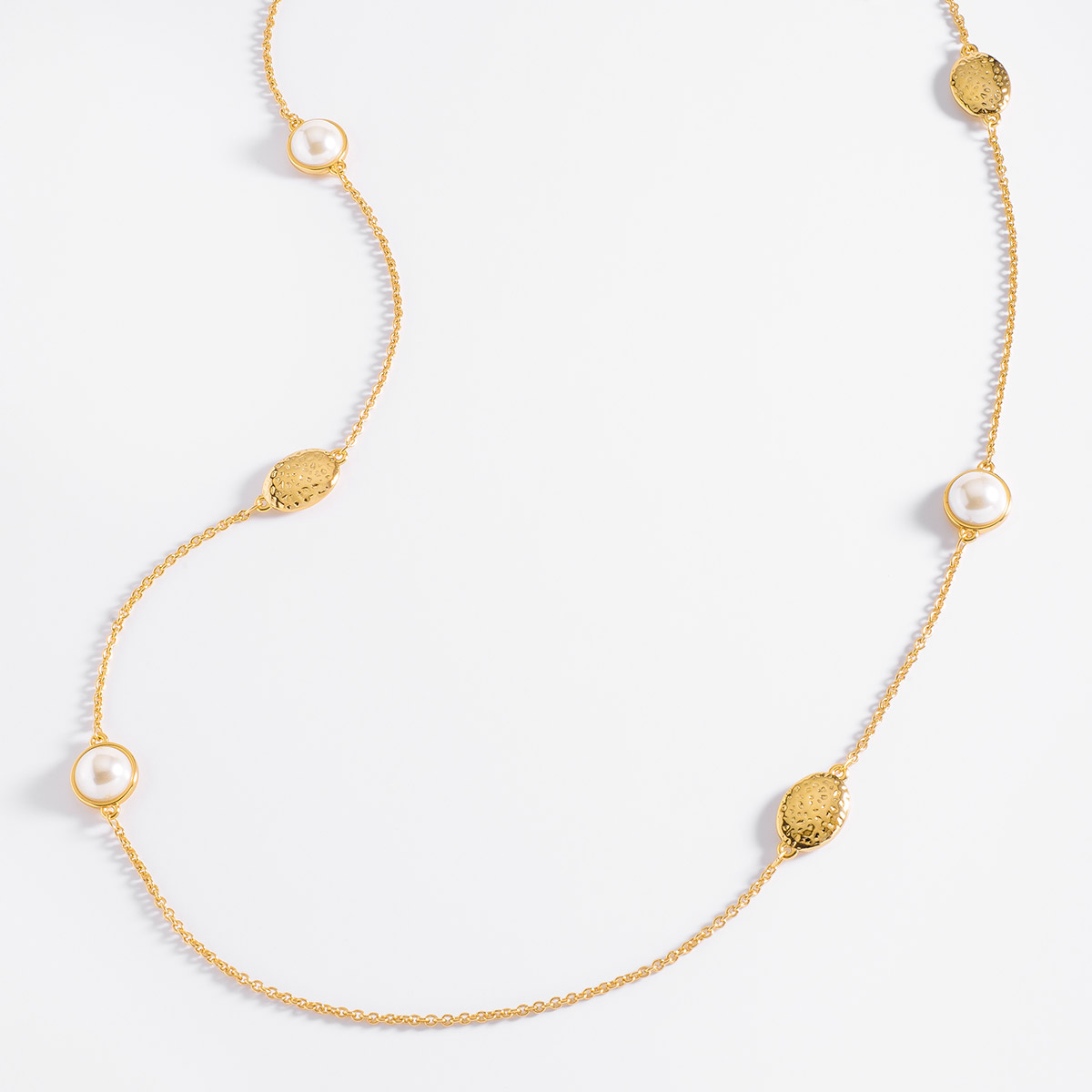 Moderno collar con perlas en tono crema y texturas en baño de oro.
-Collar
-100 cm
-Oro 18k
-Perlas en tono crema