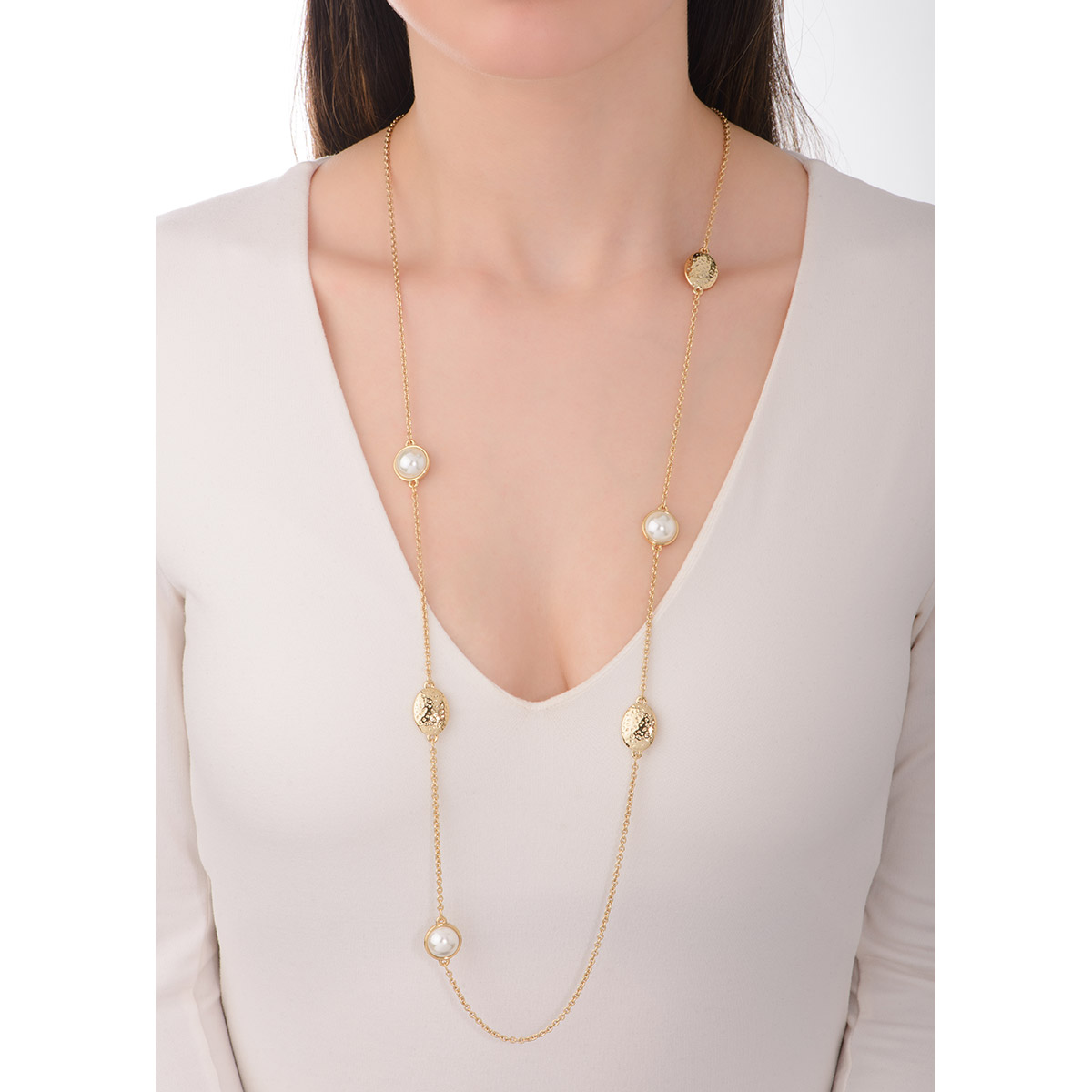Moderno collar largo con perlas en tono crema y texturas en baño de oro.
-        Collar
-        100 cm
-        Baño  de oro 18k
-        Perlas en tono crema