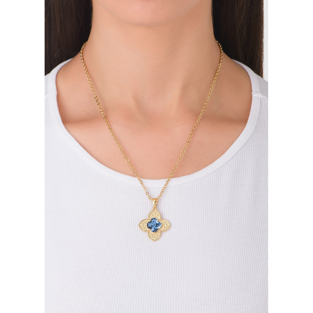 Collar con dije en forma de flor, con textura granulada en baño de oro. El diseño floral tiene una incrustación de piedra en tono azul. Combínalo con tus aretes del mismo juego.
-        Collar
-        42 cm + 10 cm ext.
-        Baño de Oro 18k
-        Piedras en tono azul

