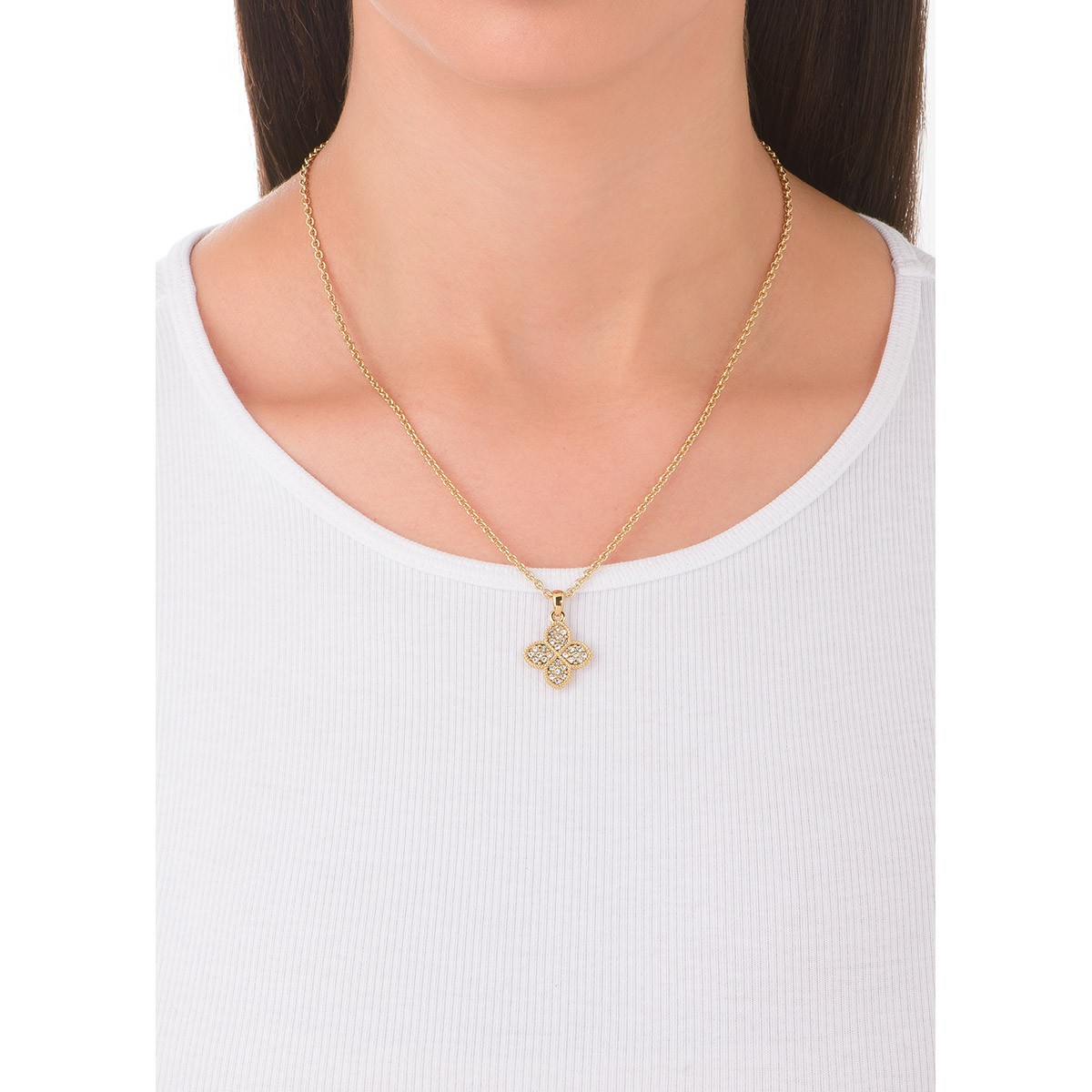 El set perfecto inicia con este collar en baño de oro, con un dije en forma de trébol con cuatro pétalos, cada una de ellas incrustadas con piedras en tono cristal. Haz juego con tu pulsera y aretes.
-        Collar 
-        42 cm + 10 cm ext.
-        Baño de Oro 
-        Piedras en tono cristal
