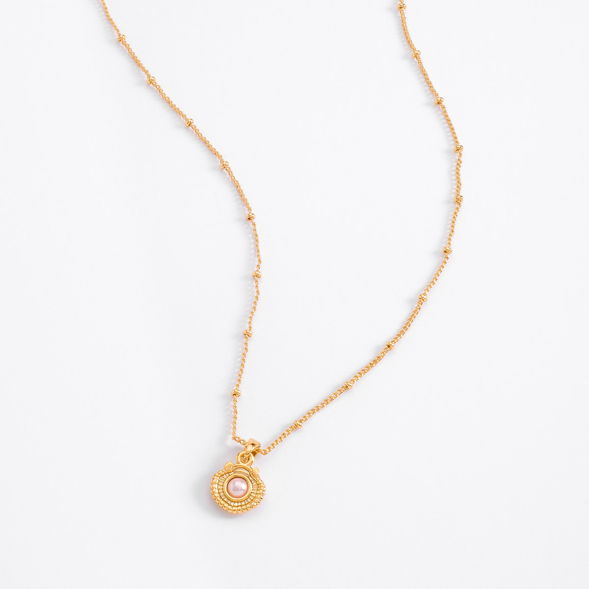 La magia del mar se refleja en este elegante collar en baño de oro con perla en tono cream.
-Collar
-13 cm + 3 cm ext.
-Perla en tono cream