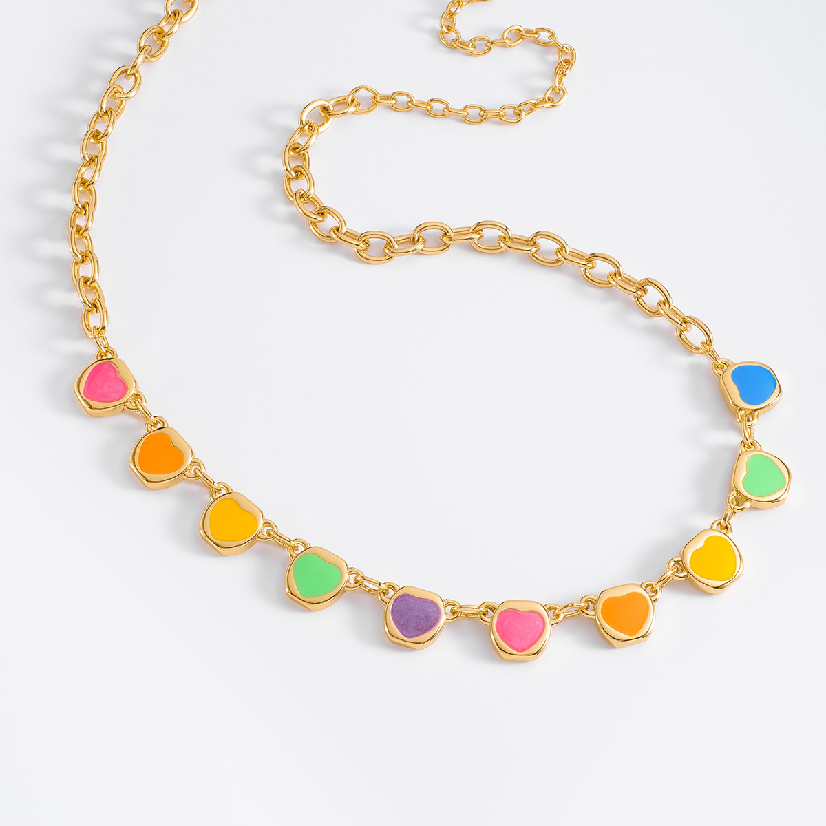 Colorful necklace in gold plating, accompanied by circular charms with heart designs in pink, green, yellow, orange, and blue enamel.
-        Necklace
-        42 cm + 20 cm ext.
-        18k gold plating
-        Enamel in pink, green, yellow, orange, and blue tones
