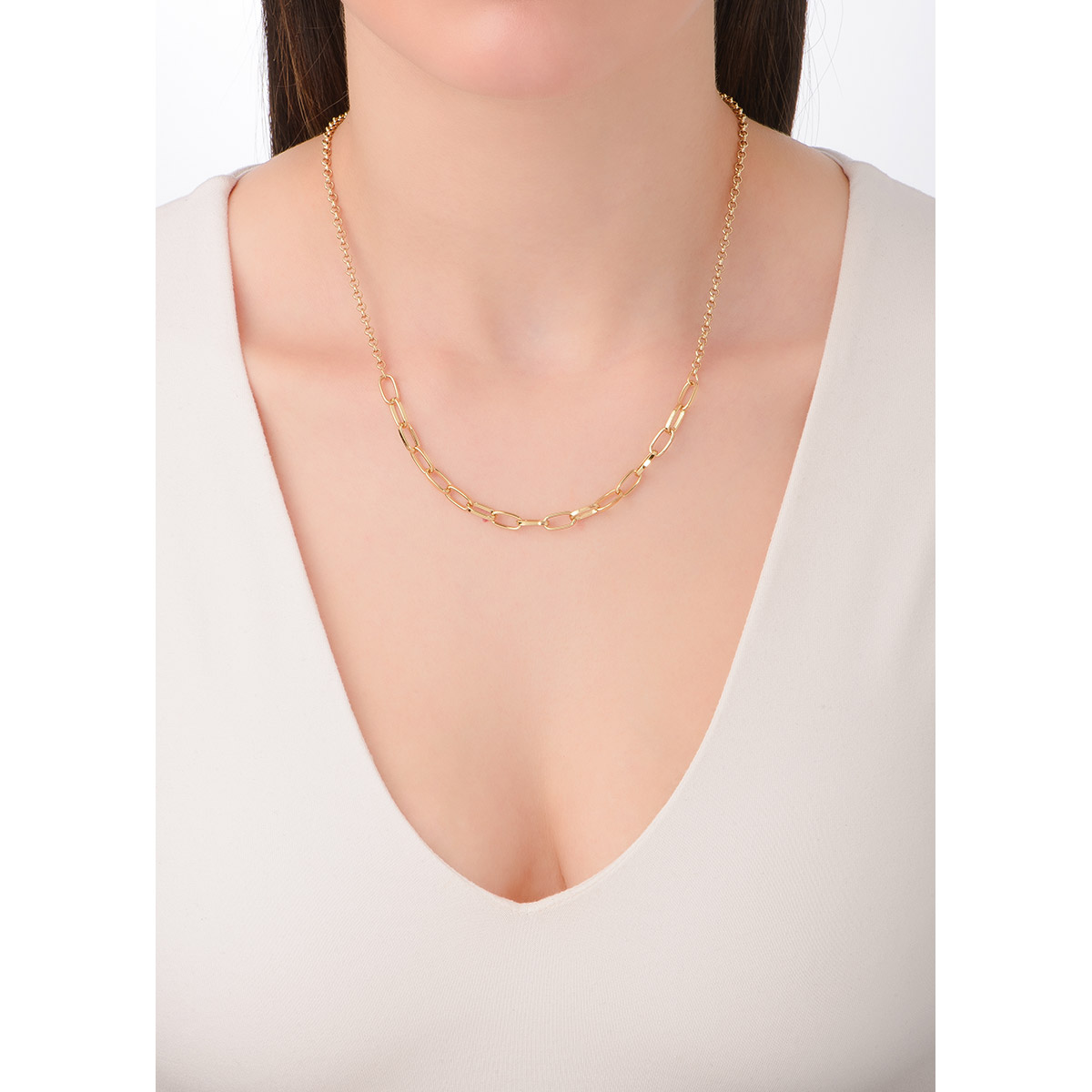 Elegante cadena en baño de oro 18k con eslabones detallados y una fina cadena de contraste. Ideal para combinar con otros collares y darle tu propio estilo  a cualquier atuendo.
-        Collar
-        45 cm + 10 cm ext.
-        Baño de oro