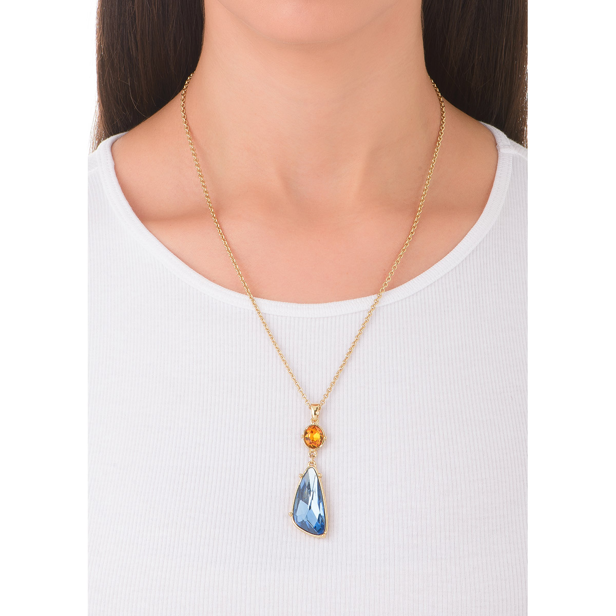 La fusión de piedras en tono ámbar y azul convergen en este collar en baño de oro. El diseño se centra en un dije de dos piedras perfectamente equilibradas: una lágrima de cristal en tono azul que cuelga bajo una piedra en tono ámbar circular. Combínalo con tus aretes.
-        Collar
-        52 cm + 10 cm ext.
-        Baño de Oro 18k
-        Piedras en tono azul y ámbar
