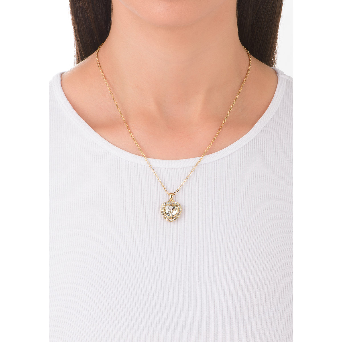 El diseño romántico se conjuga en este collar de baño de oro, con un dije en forma de corazón de donde resalta una piedra al centro de la forma, rodeada de pequeñas piedras en tono cristal. Combínalo con tus aretes y pulsera.
-        Collar
-        45 cm + 10 cm ext.
-        Baño de Oro 18k
-        Piedras en tono cristal

