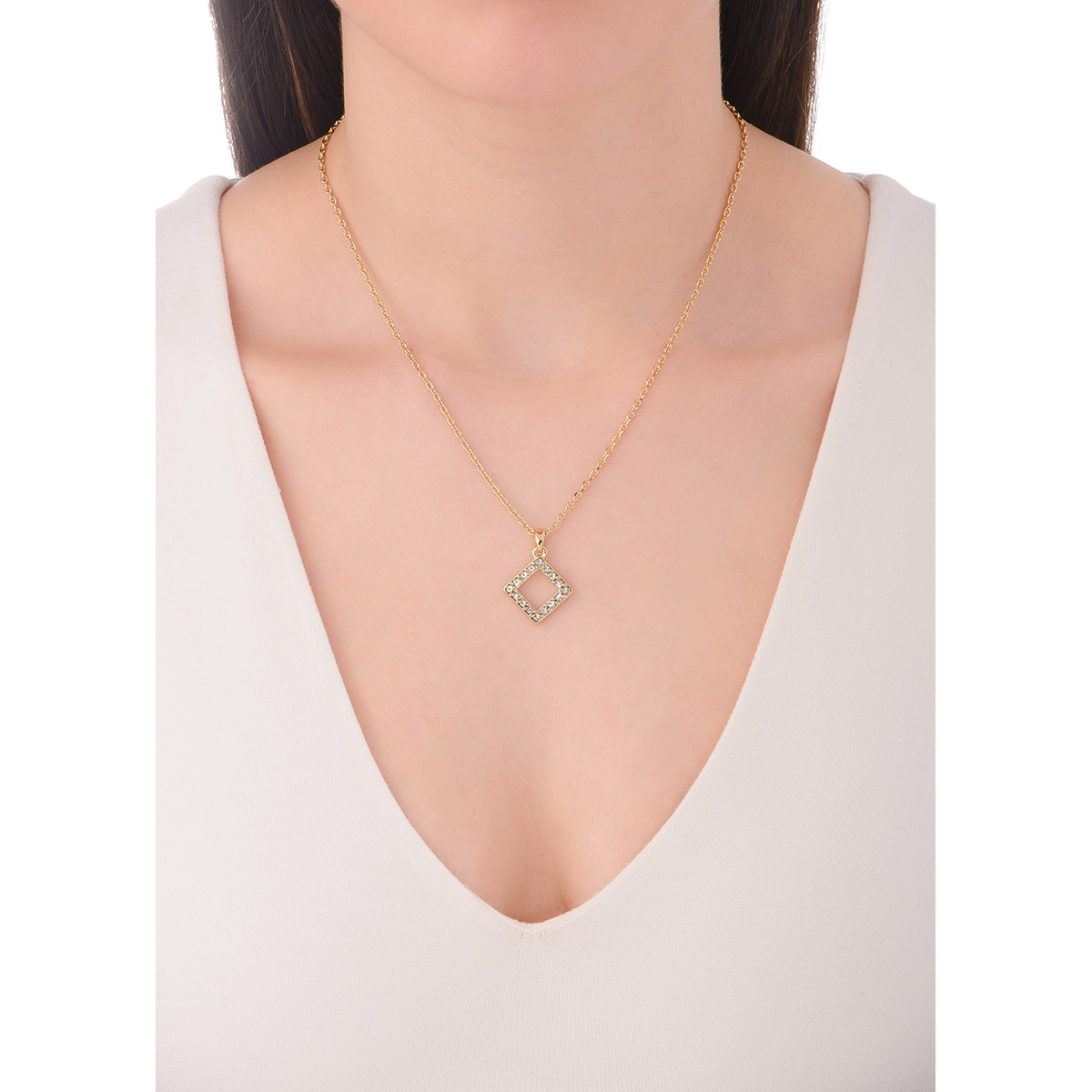 Sofisticado collar con diseño minimalista en baño de oro 18k con dije en forma geométrica adornado con piedras en tono cristal, meticulosamente incrustadas a lo largo de su contorno, creando un efecto de destello que capta la luz con cada movimiento. 
-        Collar
-        42 cm + 10 cm ext.
-        Baño de oro
-        Piedra en tono cristal