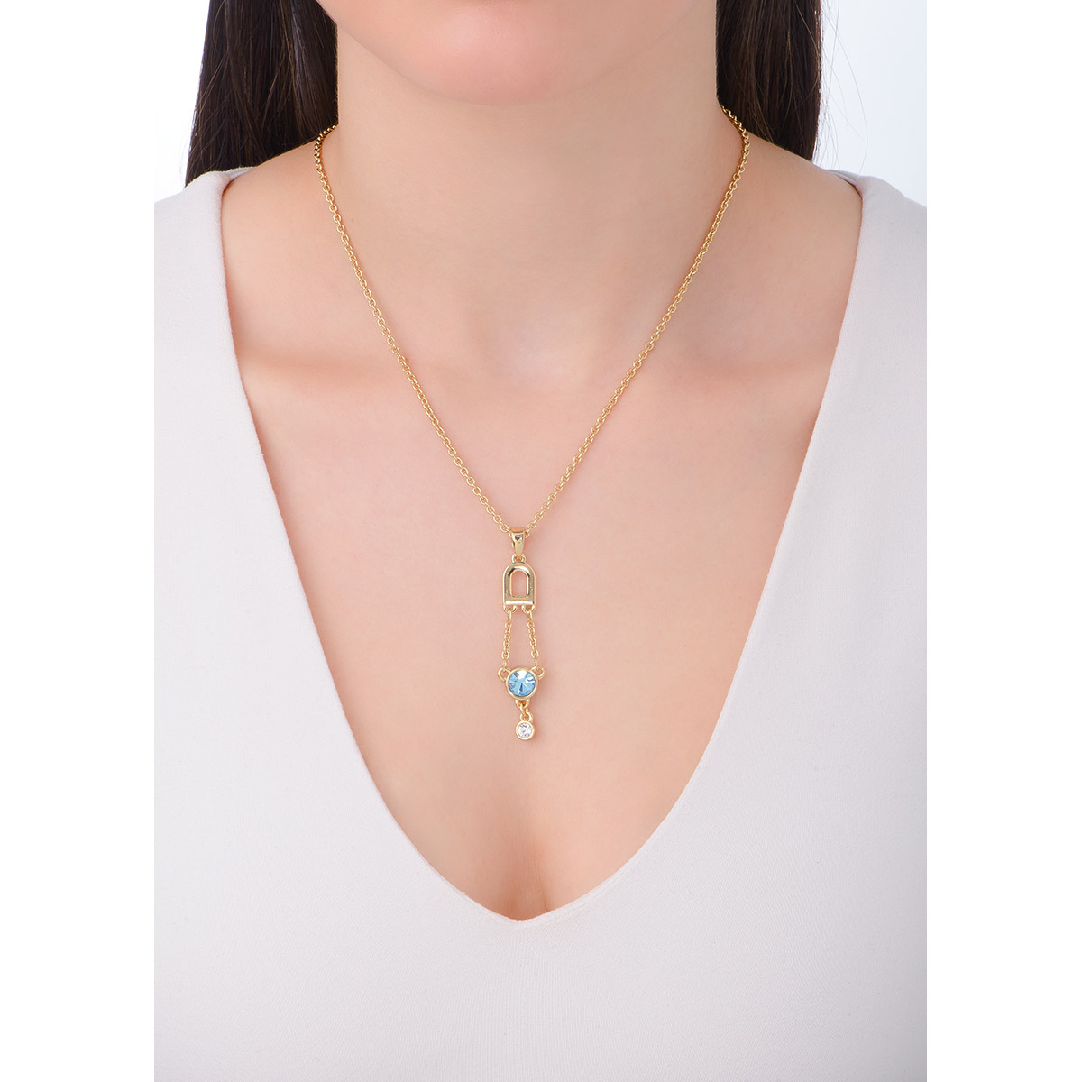 Moderno collaren baño de oro de 18k con colgante a doble cadena que incluye una piedra circular de color azul cielo y otra piedra más pequeña en tono cristal.  Esta pieza de joyería única es un ejemplo perfecto de sencillez y sofisticación.
-        Collar
-        42 cm + 10 cm ext.
-        Baño de Oro 18k
-        Piedras en tono azul y cristal 
