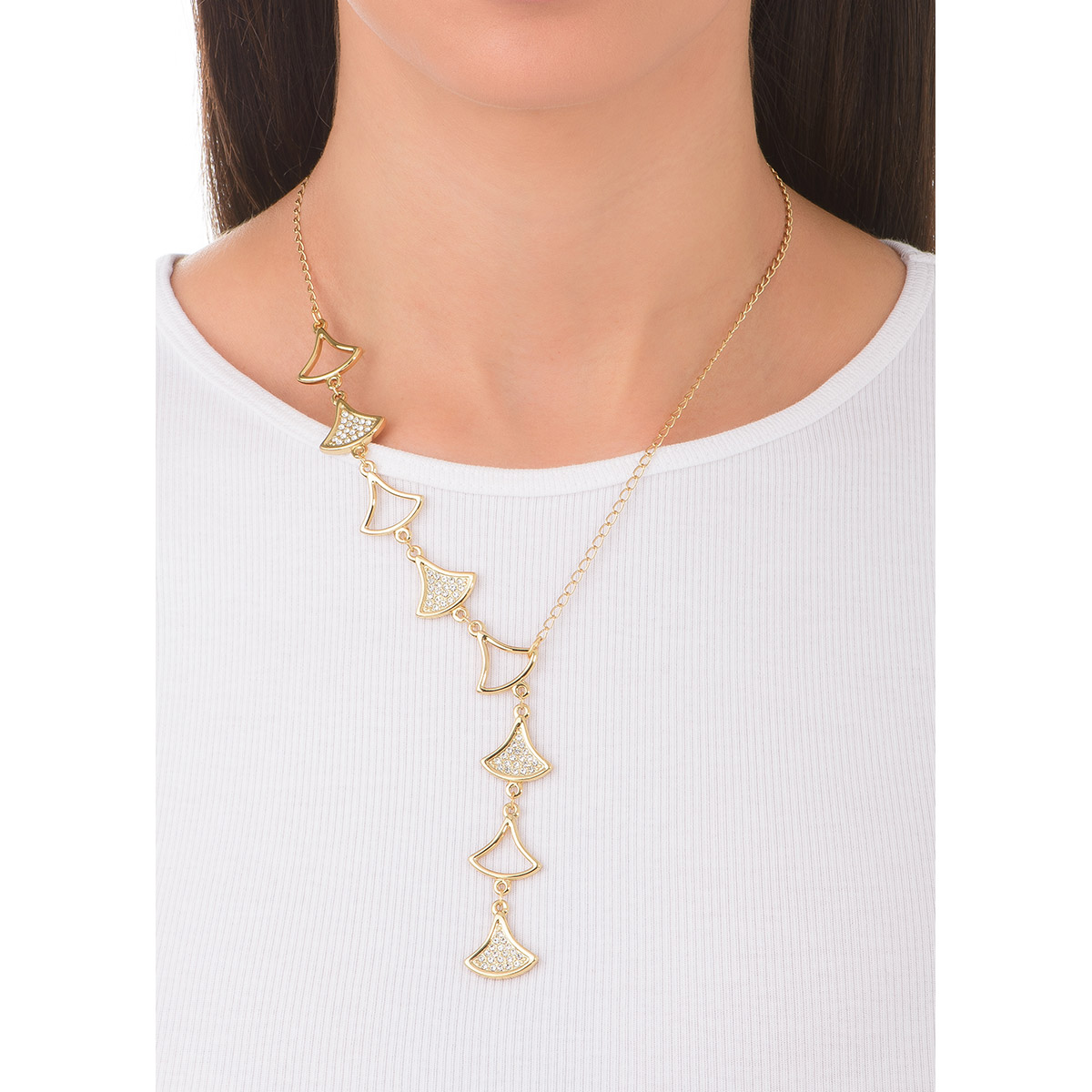 Collar en baño de oro con ocho dijes en forma de triángulo curvado que caen en forma de cascada, cuatro de ellos incrustados con piedras en tono cristal. Completa tu set con aretes y pulsera.
-        Collar
-        42 cm + 10 cm ext.
-        Baño de Oro 18k
-        Piedras en tono cristal 
