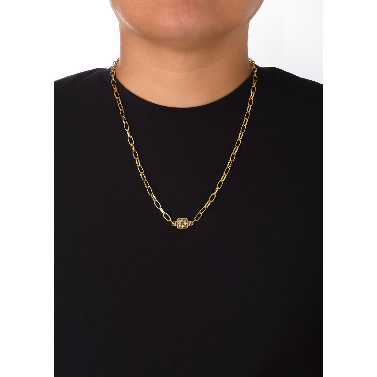 Este collar de cadena dorada presenta un diseño con eslabones de tamaño medio. Con un detalle decorativo de diseños celtas. Combínalo con tu anillo.
-        Collar
-        60 cm
-        Baño de Oro
-        Esmalte en tono negro
