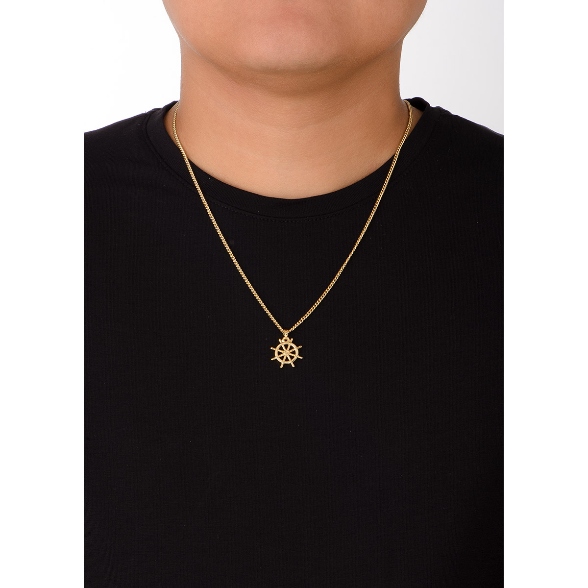 Un collar con estilo único, en baño de oro 18k, con dije en forma de timón de barco a detalle.
-        Collar
-        55 cm
-        Baño de Oro 18k
