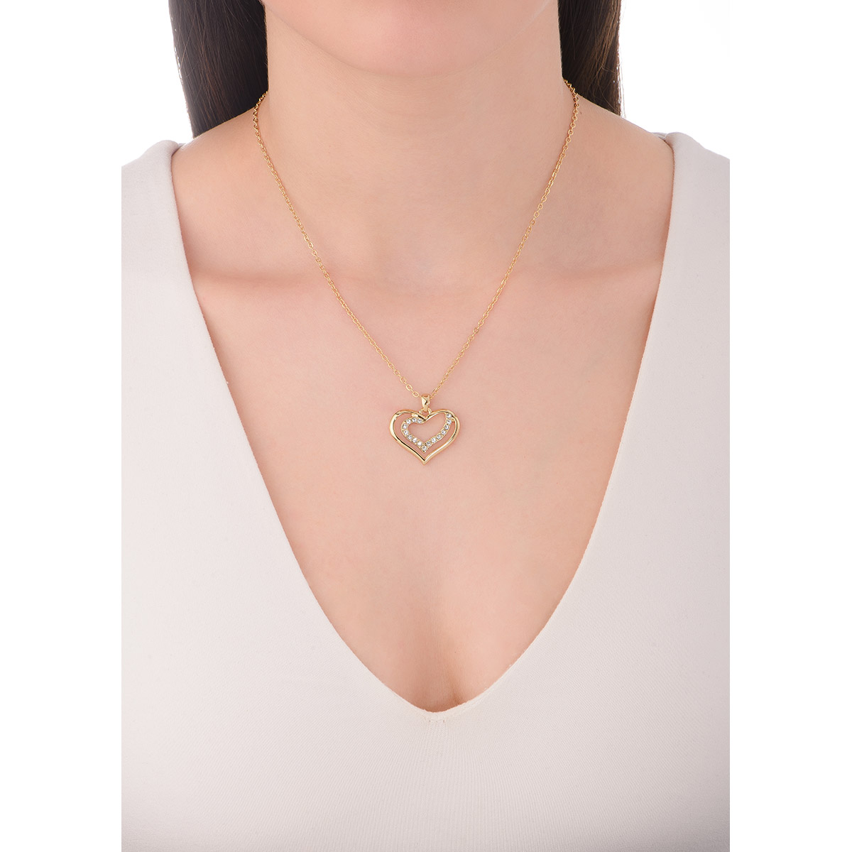 Hermoso collar en baño de oro 18k con dije en forma de corazón, ideal para expresar amor y afecto. El dije, está adornado con pequeñas piedras en tono cristal que siguen la forma del corazón, añadiendo un toque de destello y elegancia. 
-        Collar
-        42 cm + 10 cm ext.
-        Baño de oro
-        Piedra en tono cristal y rosa