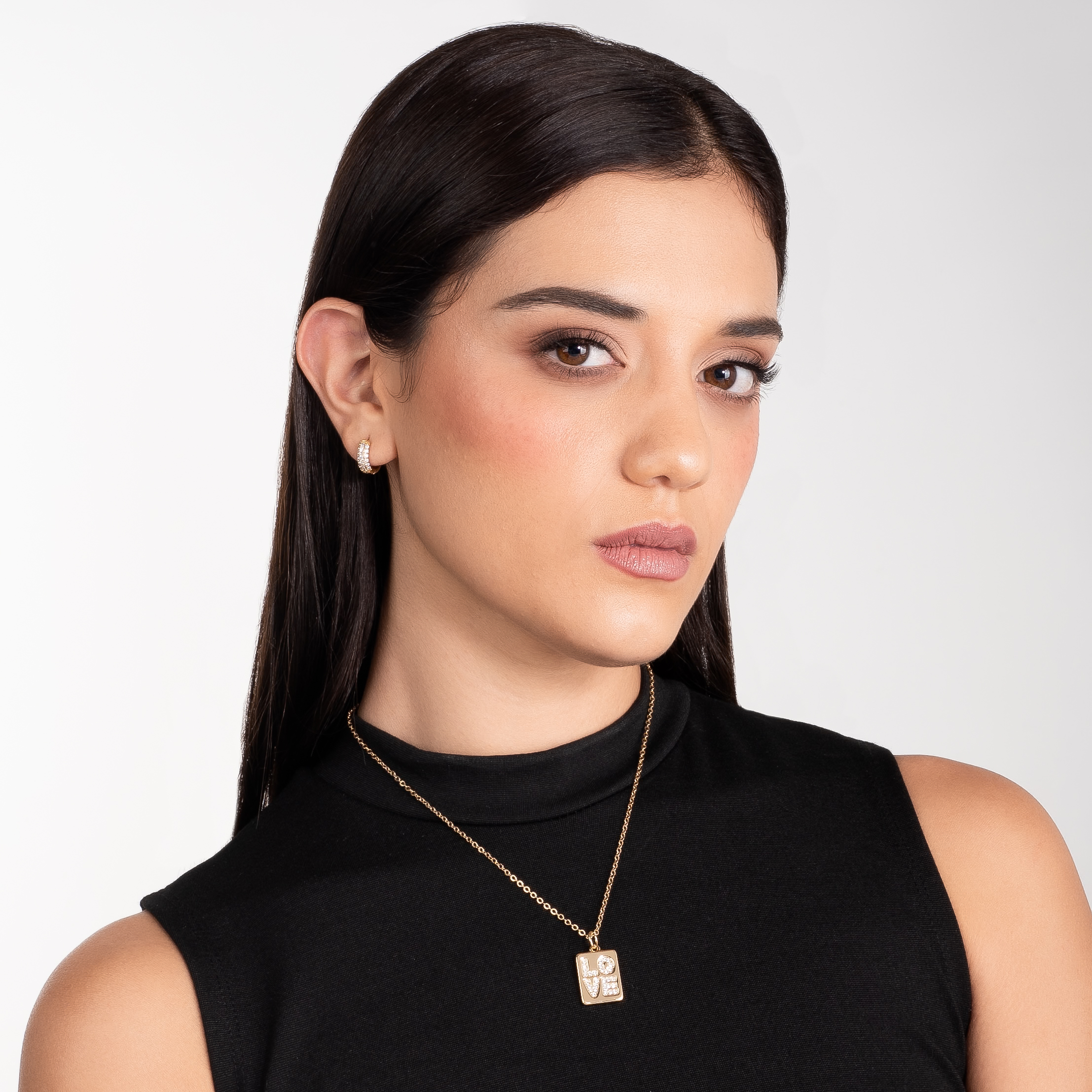 Collar en baño de oro dije LOVE toque brillante moderno