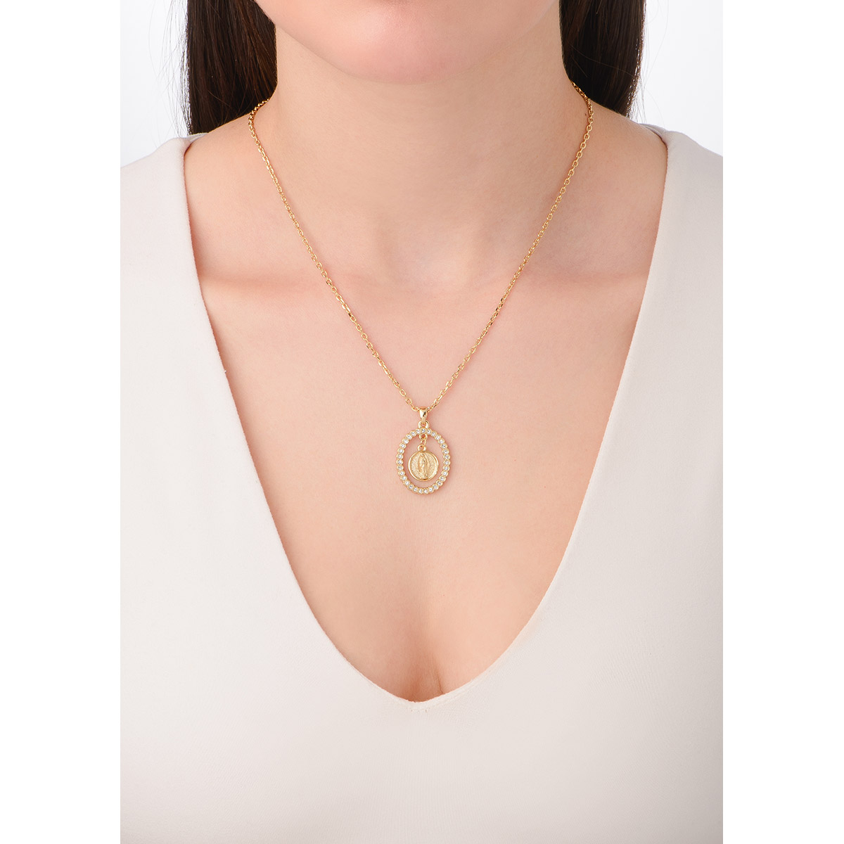 Lleva contigo un símbolo de fe y elegancia con este hermoso collar en baño de oro con Medallón de la Virgen de Guadalupe, enmarcado por un halo de finas piedras en tono cristal.
-        Collar
-        50 cm 
-        Baño de oro
-        Piedra en tono cristal