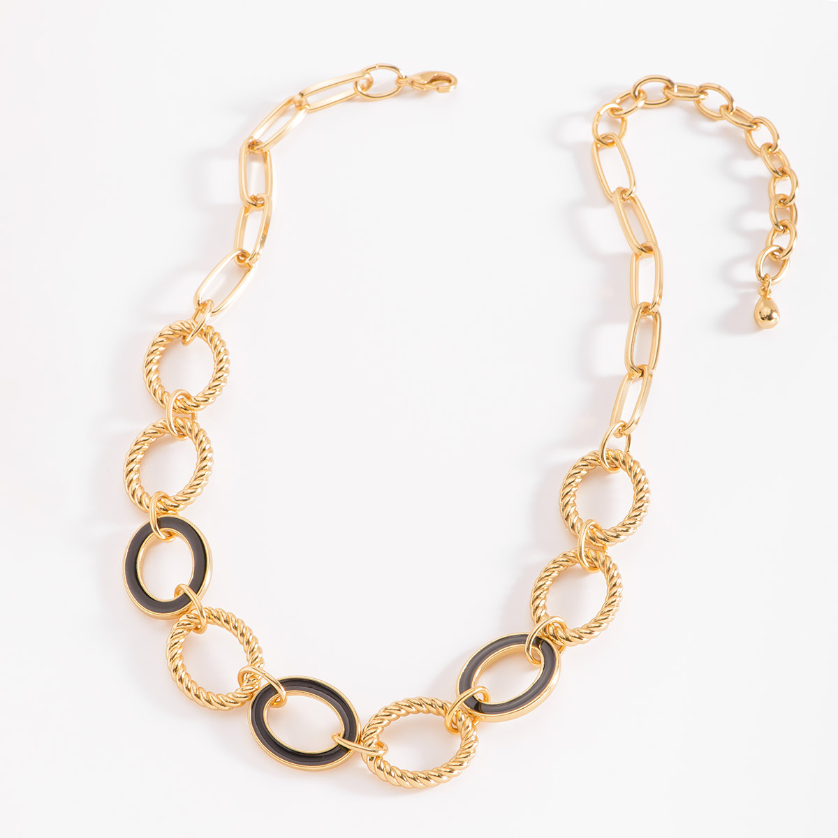 Collar en baño de oro, con eslabones ovalados, seis de con un intricado trenzado que añade textura y tres de ellos lisos con detalles en esmalte negro.
-        Collar
-        45 cm + 10 cm ext.
-        Baño de Oro 18k
-        Esmalte en tono negro