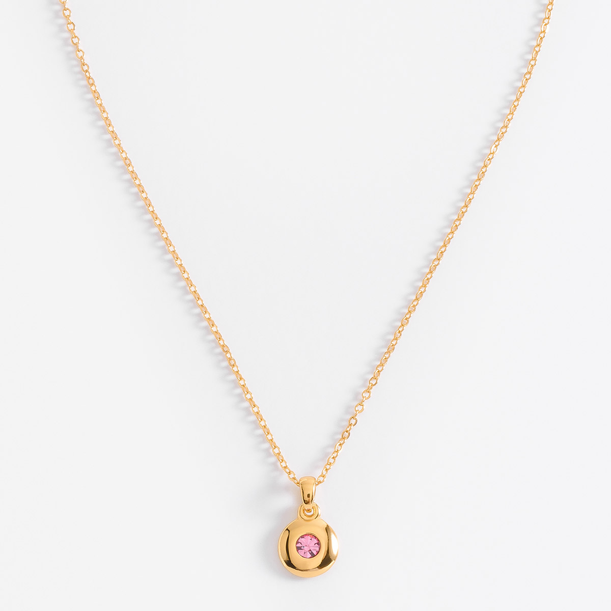 Collar con dije, de 42 cm + 10 cm de ext, en baño de oro, con piedra en tono rosa.