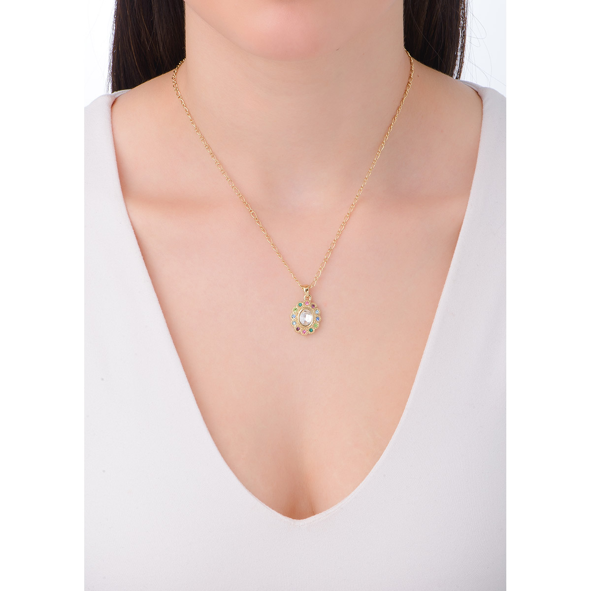 Exquisito collar en baño de oro 18k con dije de forma ovalada, presenta una brillante piedra tono cristal en el centro, rodeada por un halo de pequeñas piedras de colores que añaden un toque de vivacidad y elegancia. Cada pequeña piedra está meticulosamente incrustada, creando un efecto de arcoíris que capta la luz de manera espectacular. 
-        Collar
-        42 cm + 10 cm ext.
-        Baño de oro
-        Piedra en tono cristal, rosa, azul y morado
