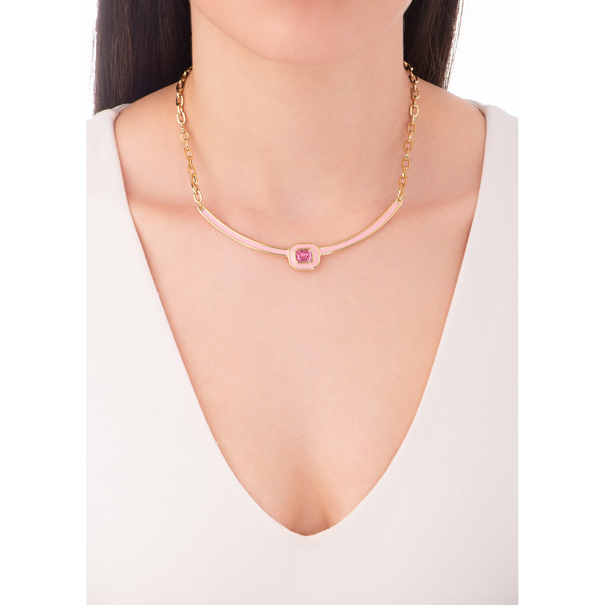 Modernidad y elegancia se funden en este collar en baño de oro 18k, cuenta con un diseño de barra curva en esmalte rosa, destacada sobre una base dorada brillante. En el centro, su piedra en tono rosa añade un toque de lujo y sofisticación. Con cadena dorada ajustable, permitiendo que se adapte perfectamente a cualquier escote. Este collar es la elección perfecta para añadir un toque de color y elegancia a tu look diario o para complementar tu atuendo en ocasiones especiales.
-        Collar
-        38 cm + 10 cm
-        Baño de Oro 18k
-        Piedra en tono fucsia
-        Esmalte en tono rosa
