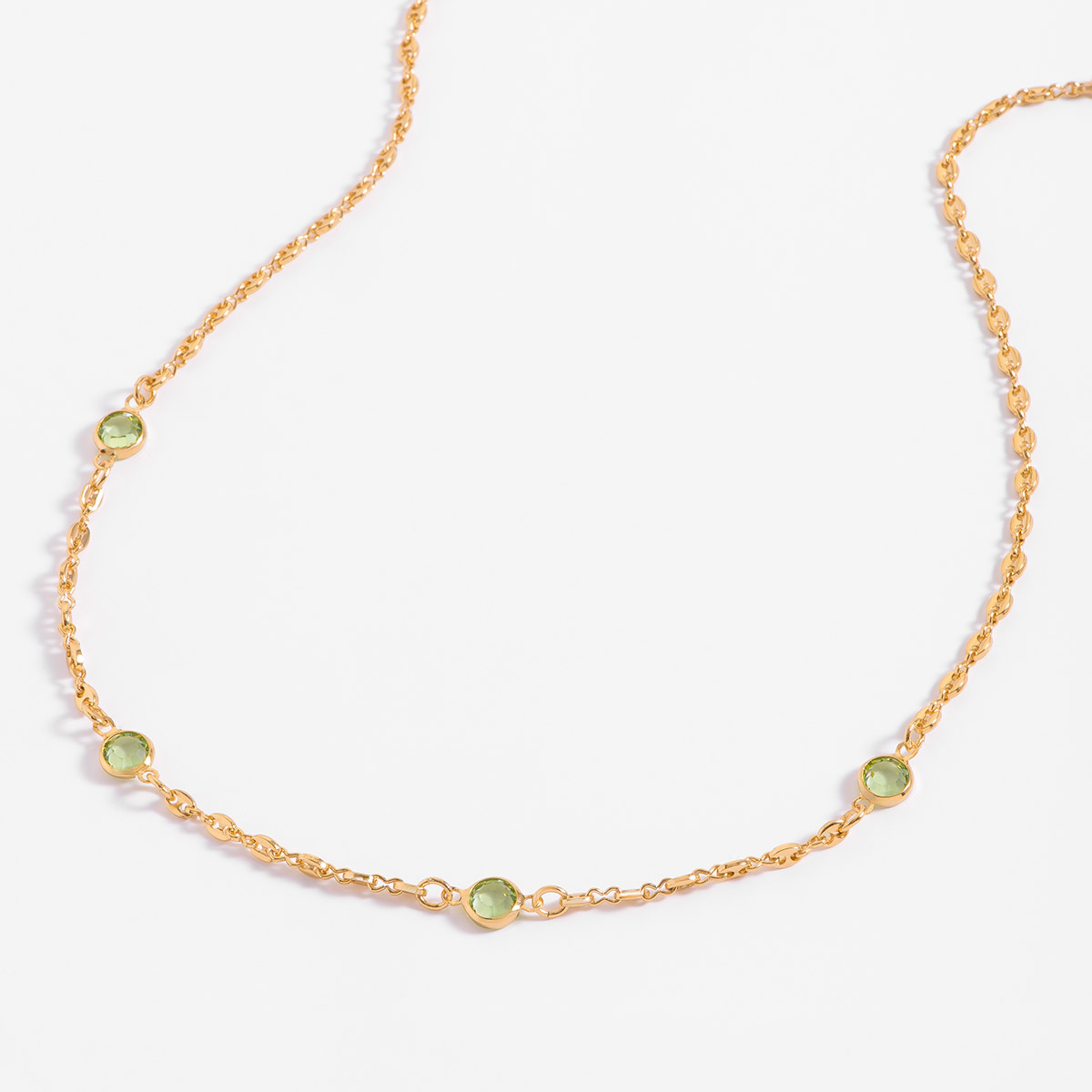 Precioso collar de 45 cm en baño de oro de 18k, adornado con piedras en un encantador tono verde.
-Collar 
-45 cm
-Oro 18K
-Piedras en tono verde