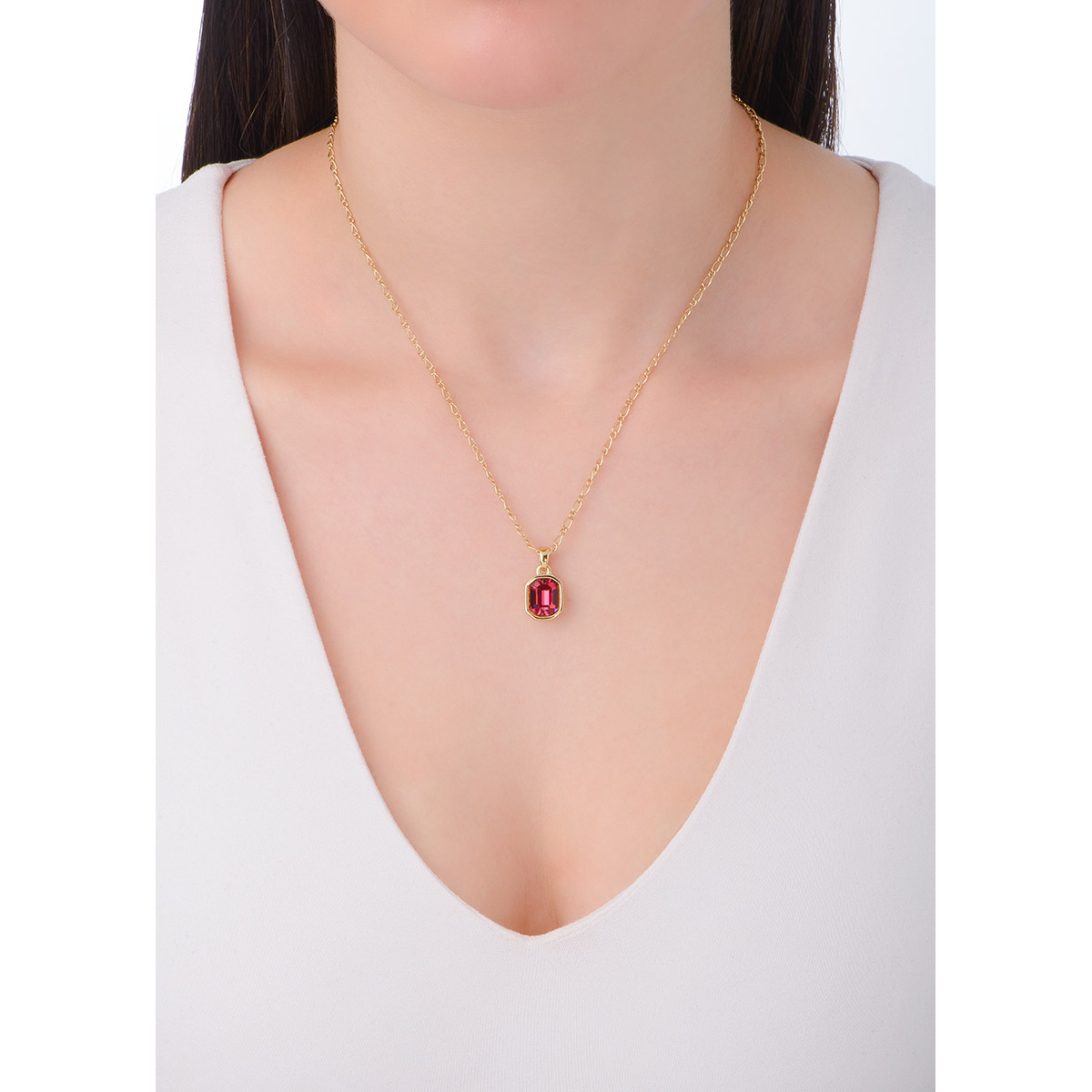 Completa tu colección con el encanto sencillo y elegante de nuestro collar en baño de oro de 18k con un colgante de piedra brillante en tono rosa. El diseño minimalista y atemporal de este collar lo convierte en una pieza versátil, perfecta para usar a diario o en eventos especiales.
-        Collar
-        42 cm + 10 cm ext.
-        Baño de Oro 18k
-        Piedra en tono fucsia
