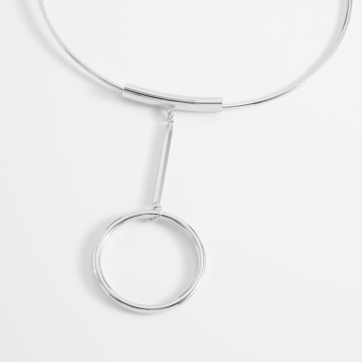 Moderno collar ajustable en baño de platino con dije de diseño geométrico.
-        Collar 
-        Medida ajustable
-        Baño de Platino

