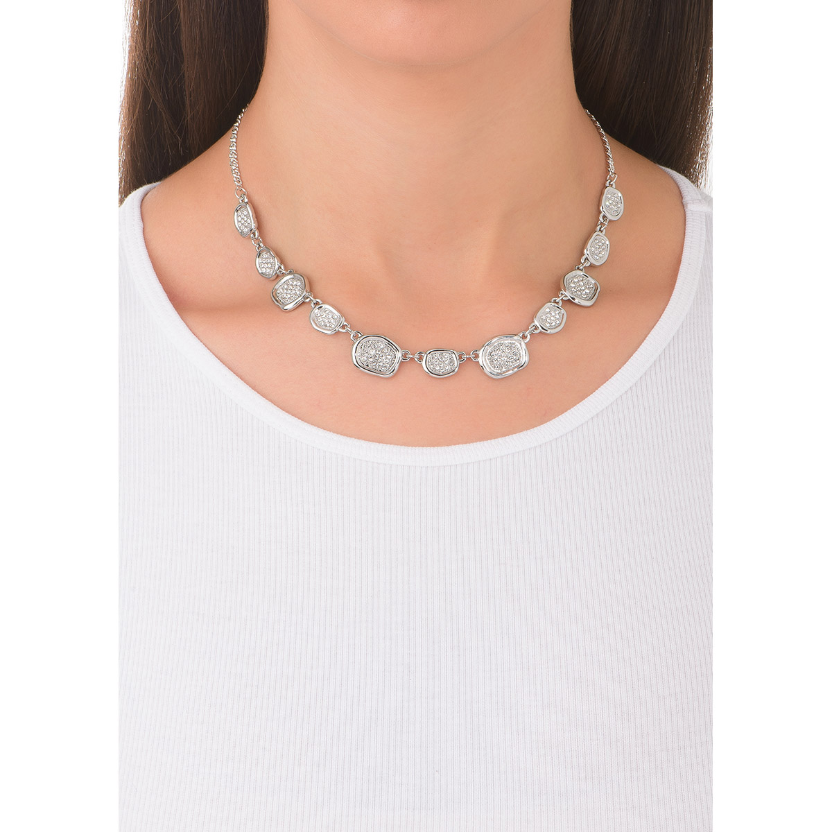 Collar en baño de platino, con diferentes dijes asimétricos, cada uno incrustado con piedras en tono cristal. Completa tu set con los aretes y pulsera.
-        Collar
-        44 cm + 10 cm ext.
-        Baño de Platino
-        Piedras en tono cristal 
