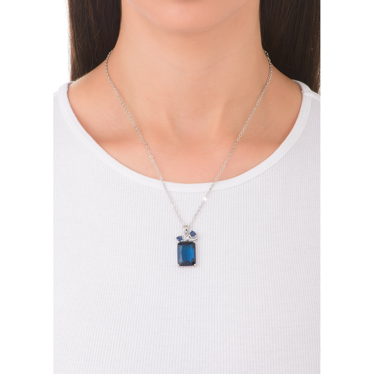 El resplandor del Diamonice™ en tono azul se destaca en este collar en baño de platino. La piedra tiene una forma cuadrangular, y colgando en la parte superior se encuentran cuadro pequeñas piedras Diamonice™, dos en tono azul y dos en tono cristal. Combínalo con tus aretes y anillos.
-        Collar
-        40 cm + 10 cm ext.
-        Baño de Platino
-        Diamonice™ en tono azul y cristal
