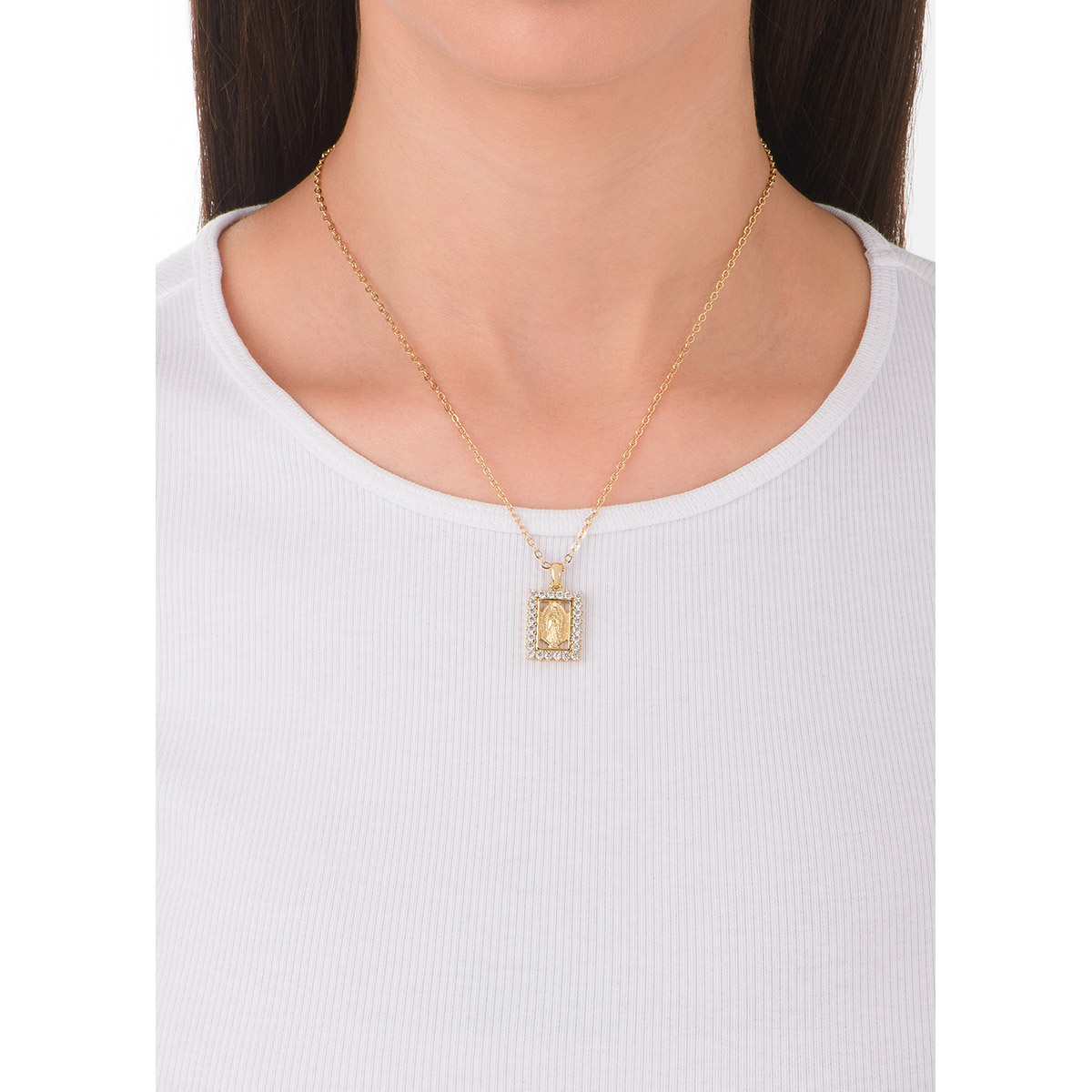 Lleva contigo la figura grabada de la Virgen de Guadalupe, con este collar de dije rectangular en baño de oro. La imagen al centro se encuentra rodeada por piedras en tono cristal.
-        Collar
-        40 cm + 10 ext.
-        Baño de Oro 18k
-        Piedras en tono cristal
