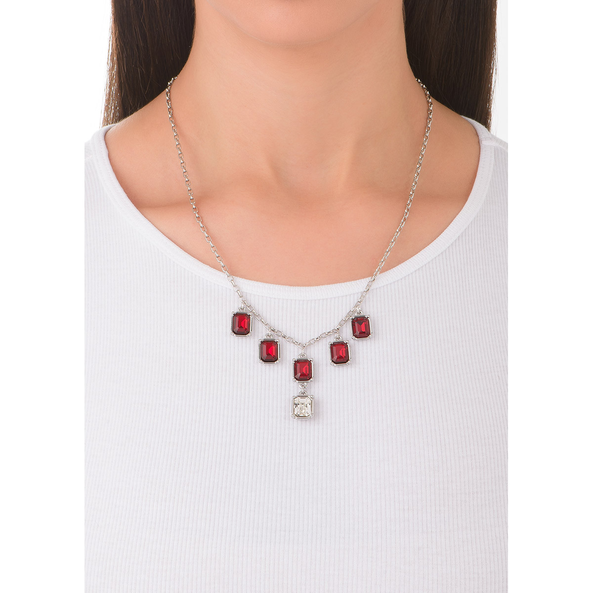 Collar en baño de platino, con cinco piedras en forma cuadrada, cuatro en tono rojo y una en tono cristal que resalta de las demás. Completa tu set con aretes, anillo y pulsera.
-        Collar
-        45 cm + 10 cm ext.
-        Baño de Platino
-        Piedras en tono rojo y cristal