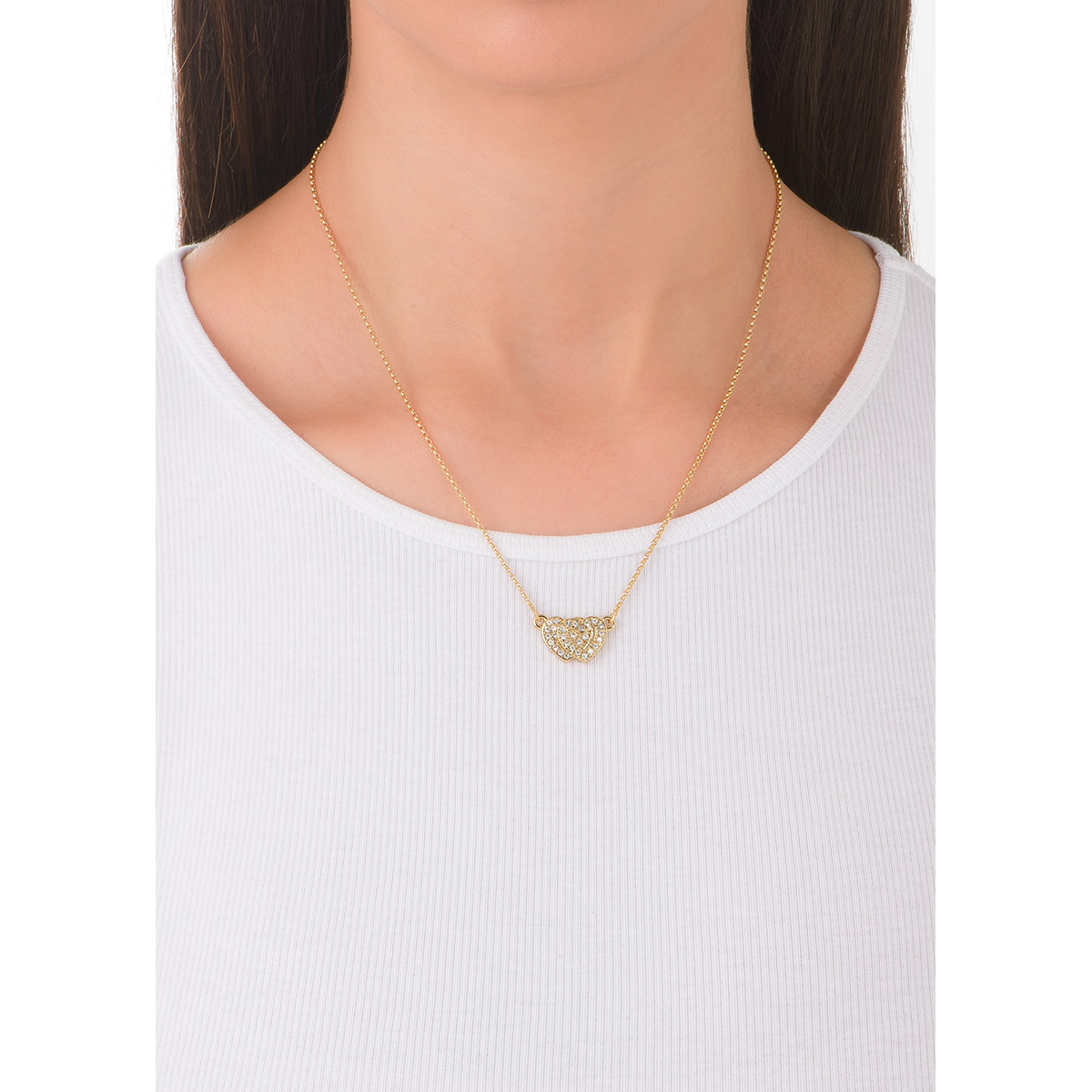 Lleva el amor a donde quiera que vayas con este collar, en baño de oro y con un dije en forma de corazón doble. En el diseño del doble corazón se encuentran incrustadas piedras en tono cristal. Combínalo con tu pulsera
-        Collar 
-        42 cm + 10 cm ext.
-        Baño de Oro 18k
-        Piedras en tono cristal
