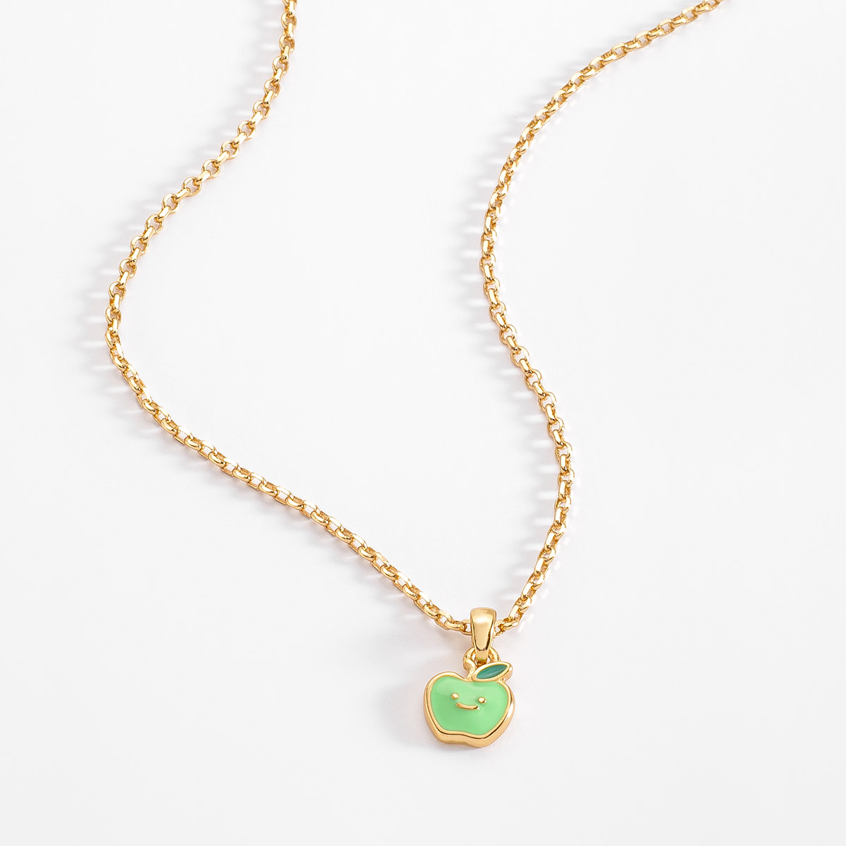 
Una bonita manzana te sonríe en este collar con dije, en baño de oro y con esmalte en tono verde. Perfecto para combinar con el juego de aretes
-        Collar
-        24 cm + 5 cm ext.
-        Baño de Oro 18k
-        Esmalte en tono verde