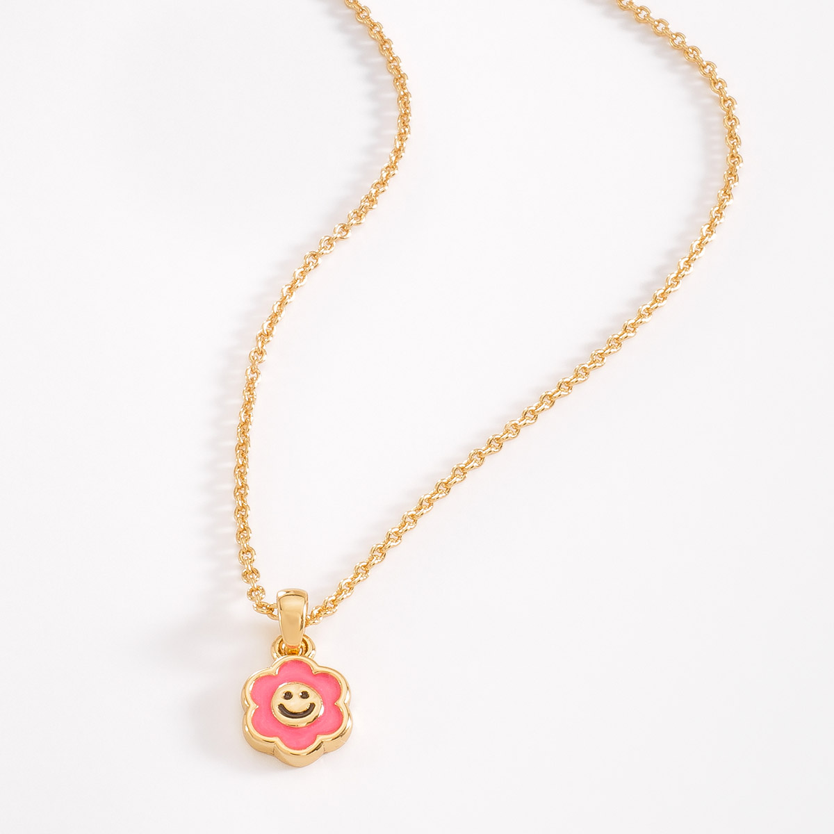 Divertido collar en baño de oro, con un dije de flor en tono rosa, que le sonreirá a las más pequeñas. Combínalo con tus aretes
-        Collar
-       34 cm + 5 cm ext.
-        Baño de Oro
-        Esmalte en tono rosa
