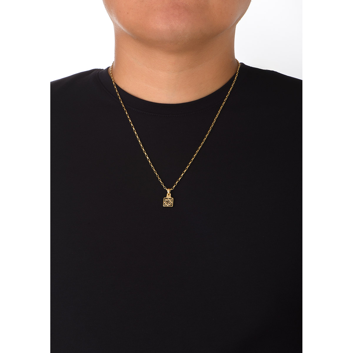 Collar en baño de oro, con un dije de diseño celta, con esmalte en tono negro. Combínalo con tu anillo.
-        Collar
-        55 cm
-        Baño de Oro 18k
-        Esmalte en tono negro
