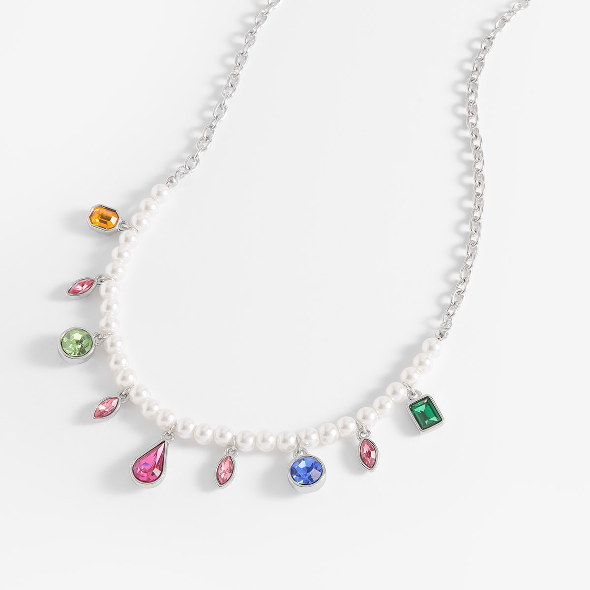 Collar con Perlas Sintéticas y Dijes Coloridos Collar con Perlas Sintéticas y Dijes Coloridos