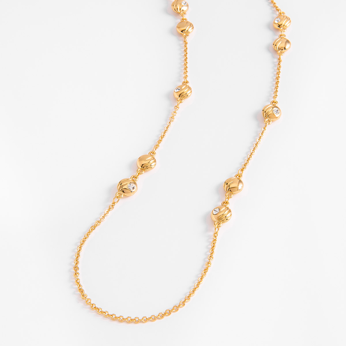 Cadena en baño de oro con esferas texturizadas Cadena en baño de oro con esferas texturizadas